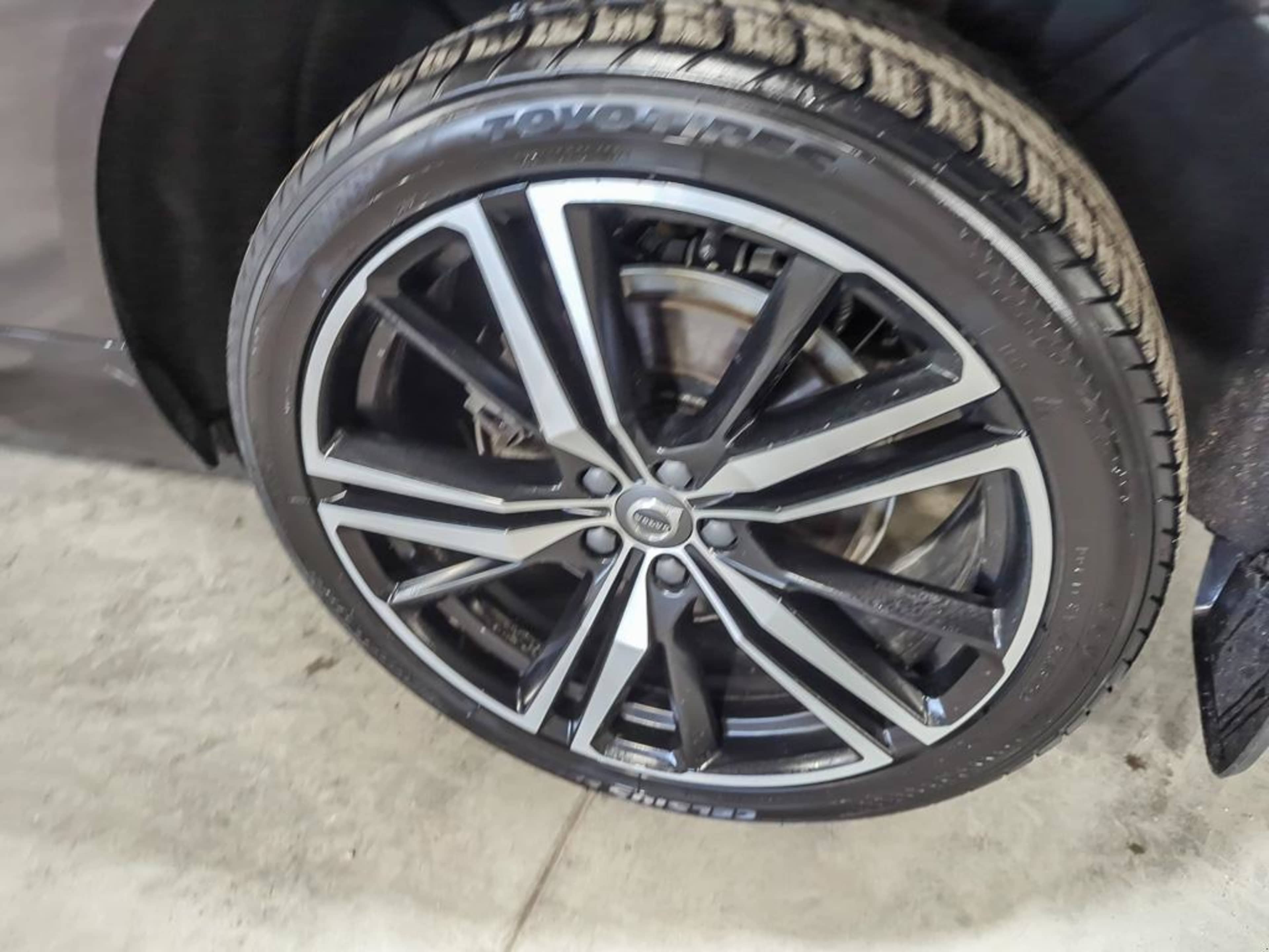 2020 Volvo XC60 T6 R-Design photo 4