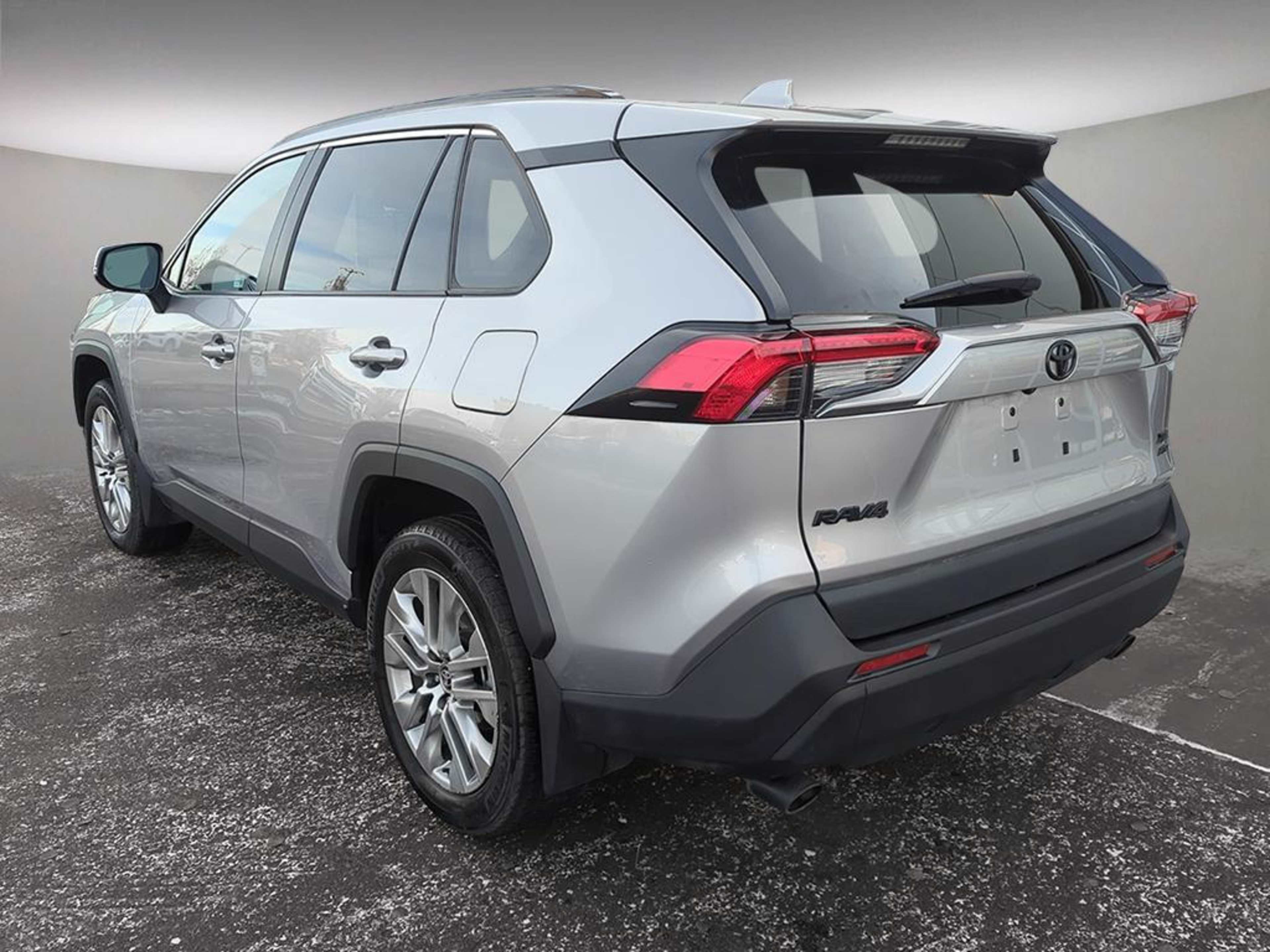 2024 Toyota RAV4 XLE Premium photo 4