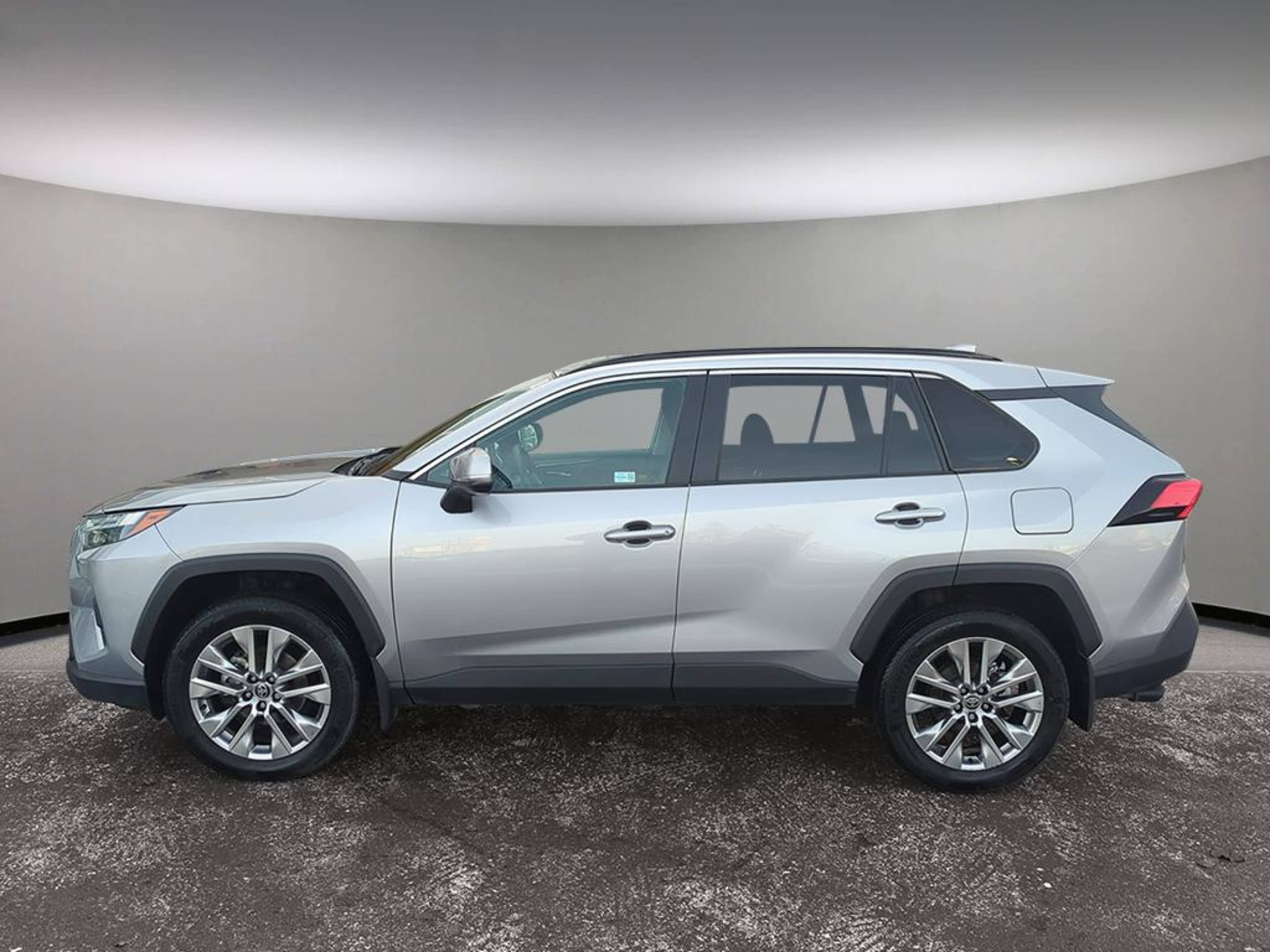 2024 Toyota RAV4 XLE Premium photo 3