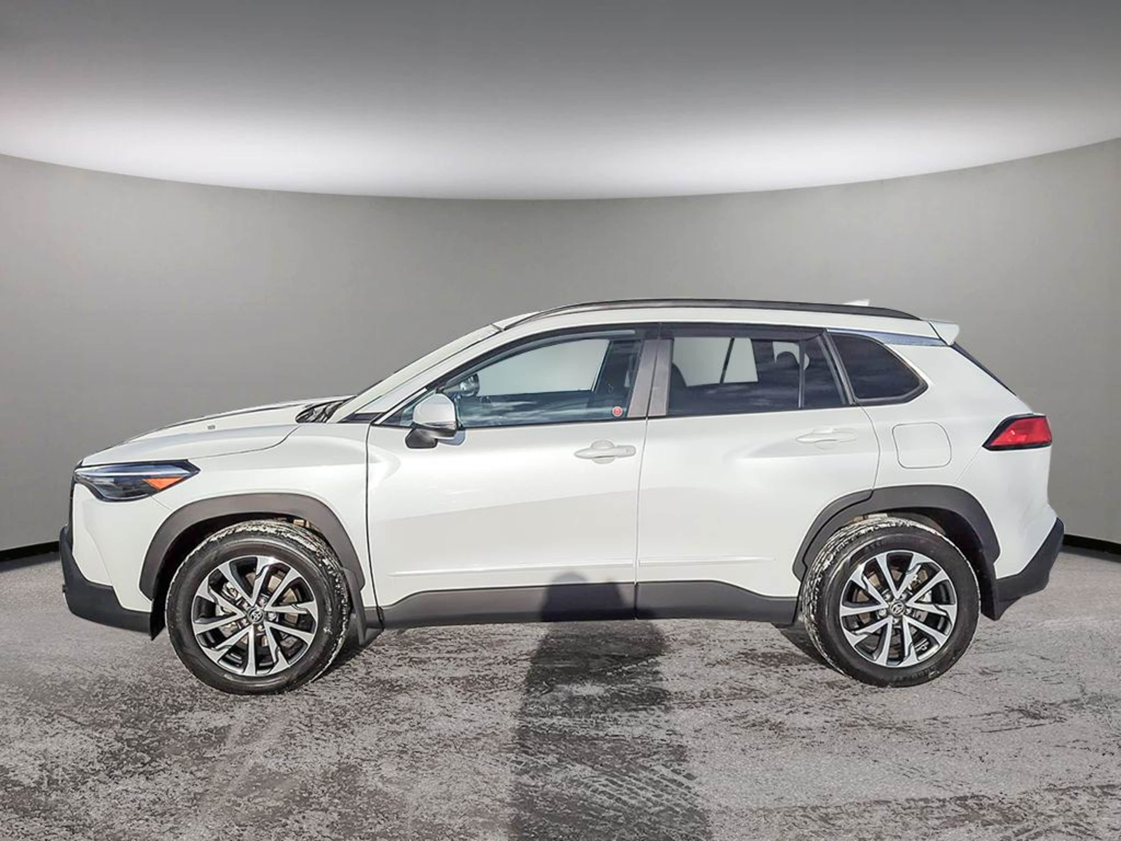 2024 Toyota Corolla Cross XLE photo 3