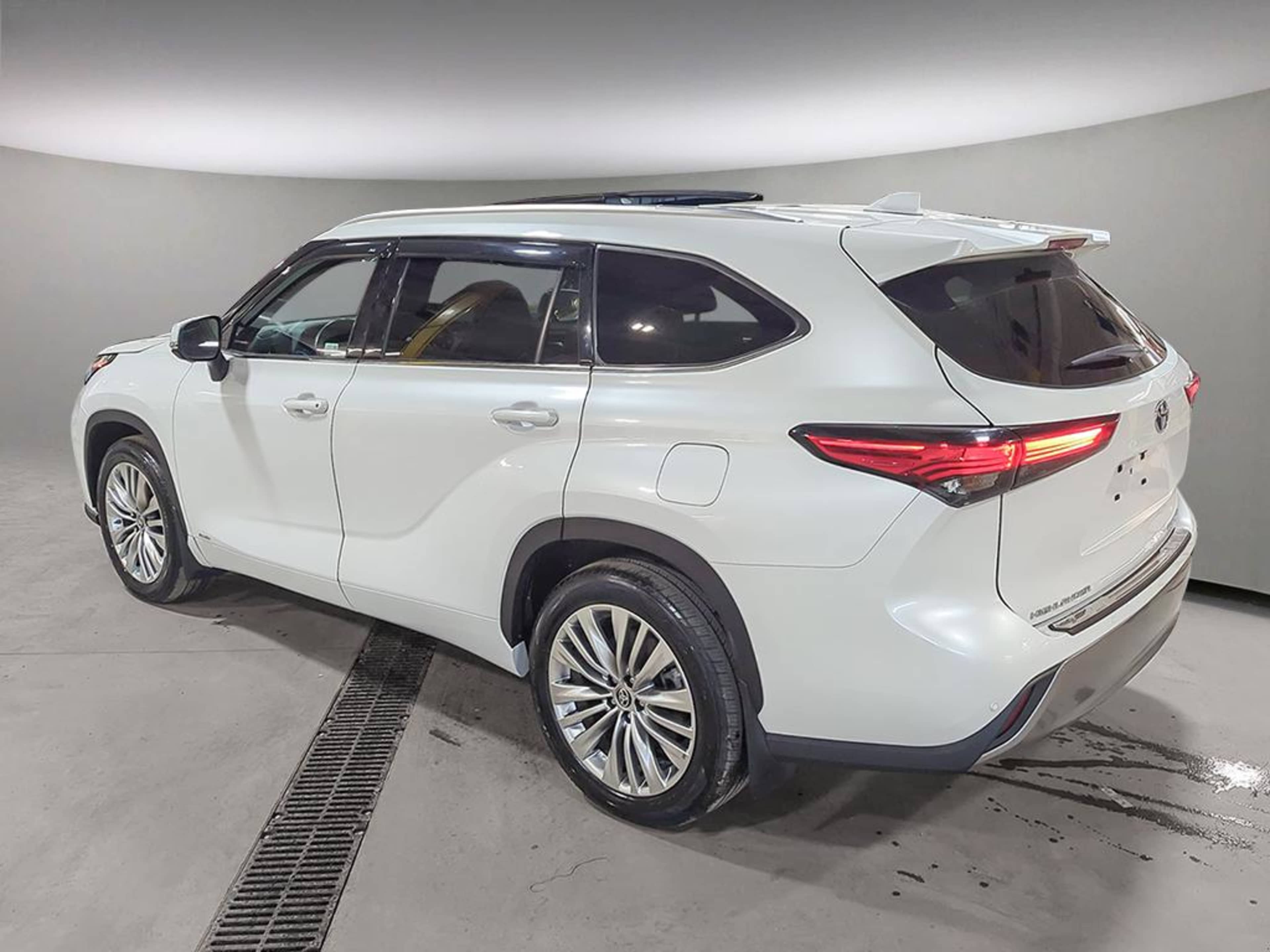 2023 Toyota Highlander Hybrid Platinum photo 3