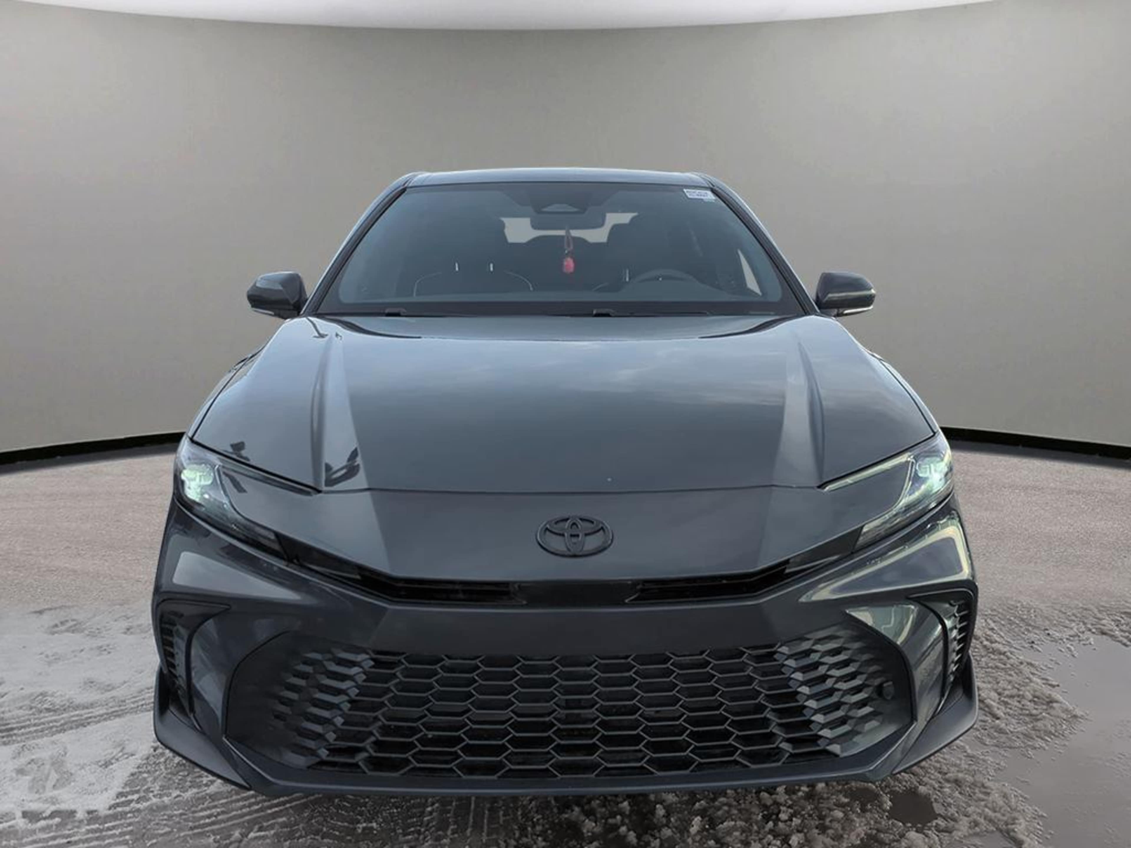 2025 Toyota Camry SE Hybrid photo 2