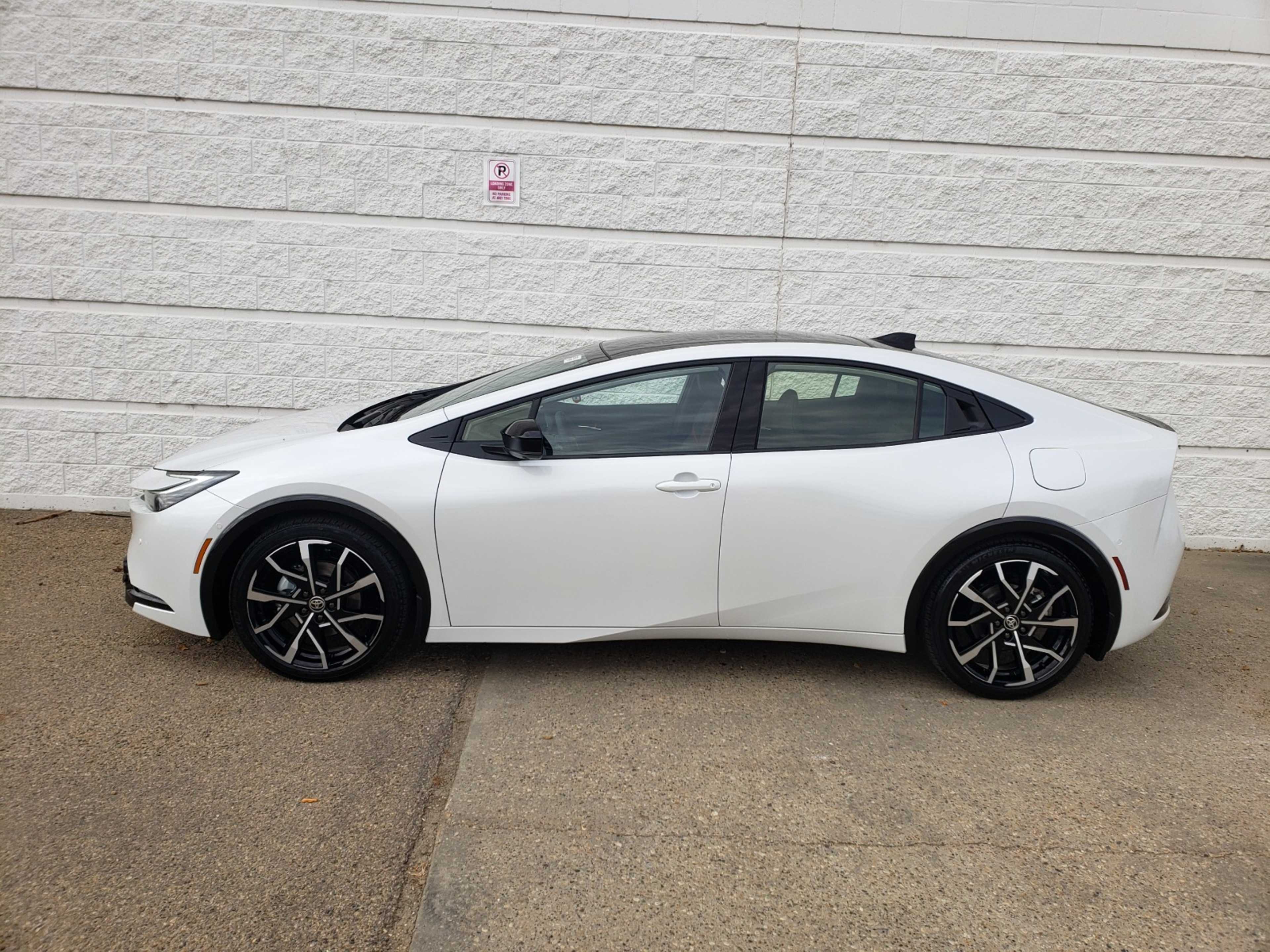 2026 Toyota Prius Plug-in Hybrid XSE Premium photo 3