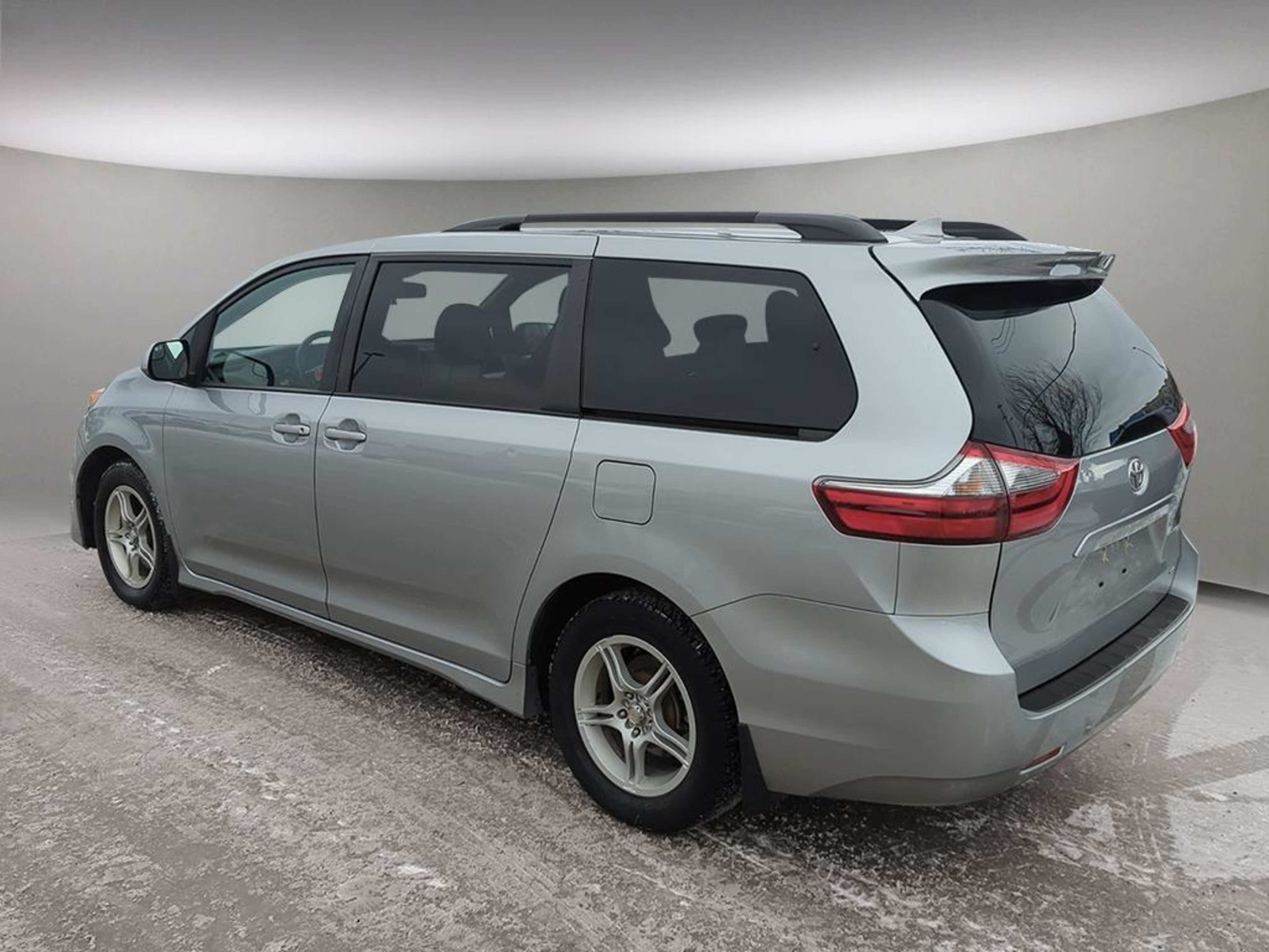 2020 Toyota Sienna LE photo 4