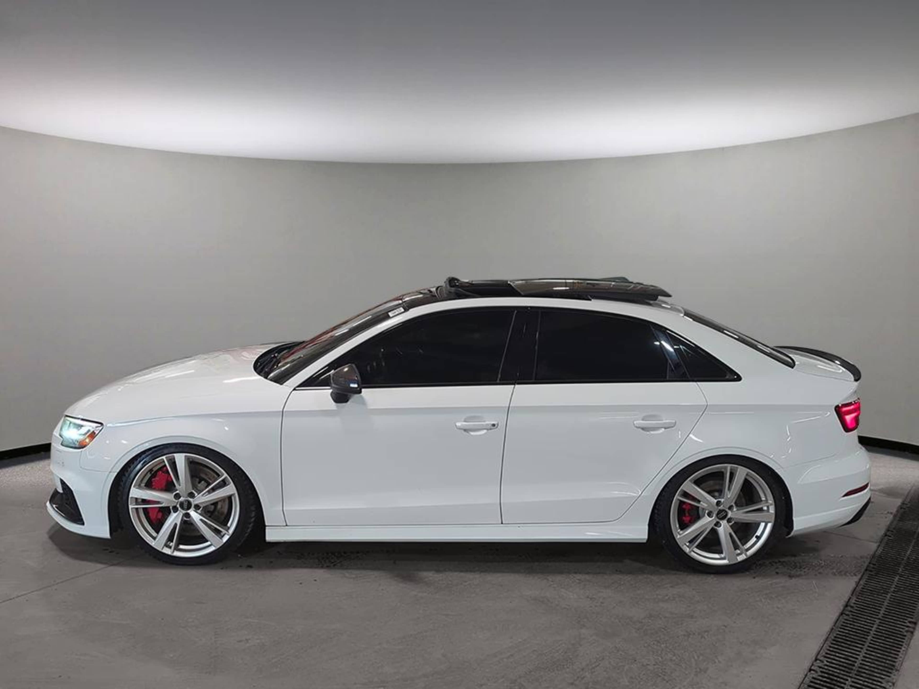 2018 Audi RS 3 quattro photo 3