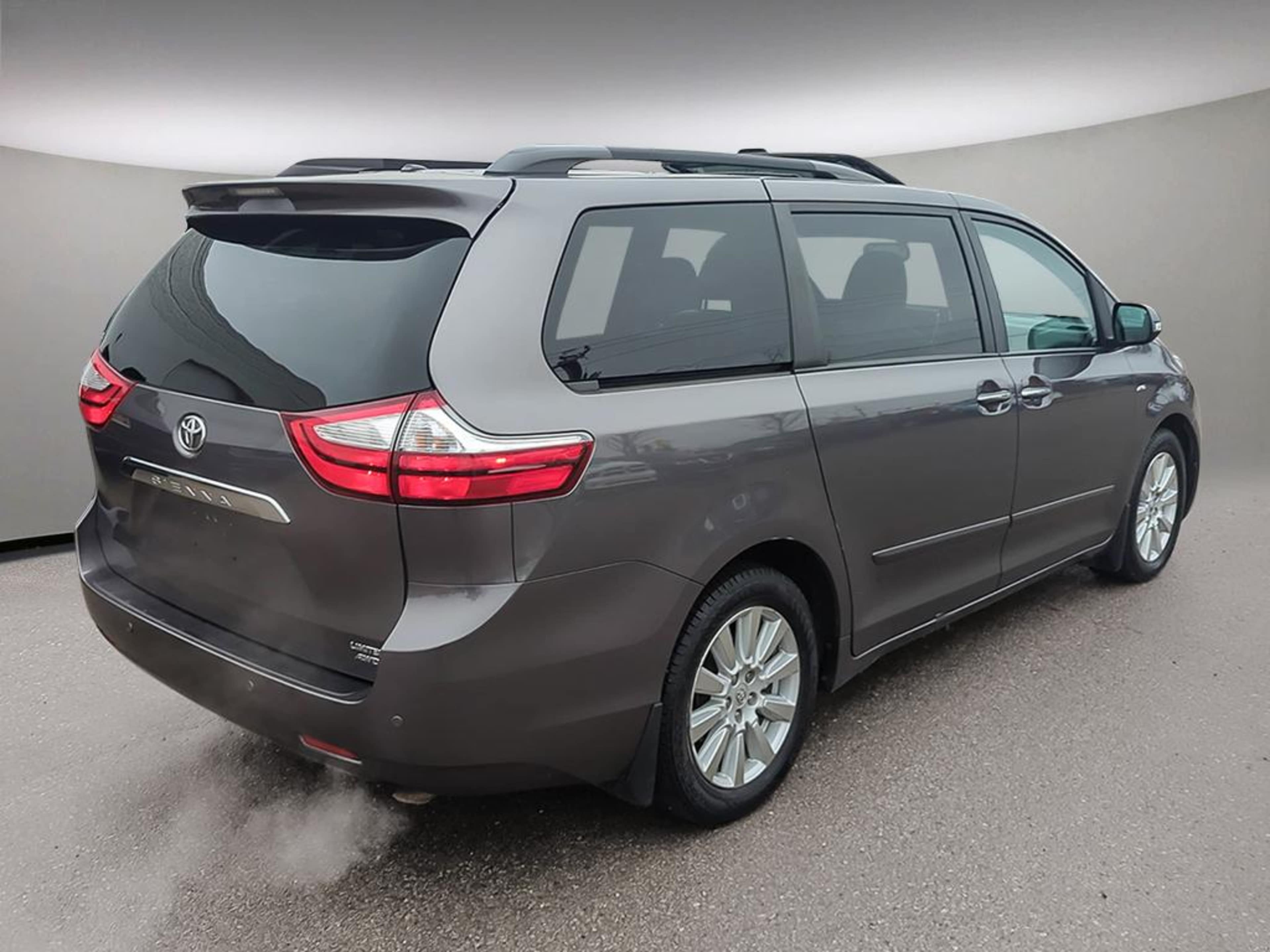 2017 Toyota Sienna Limited XLE Premium photo 3