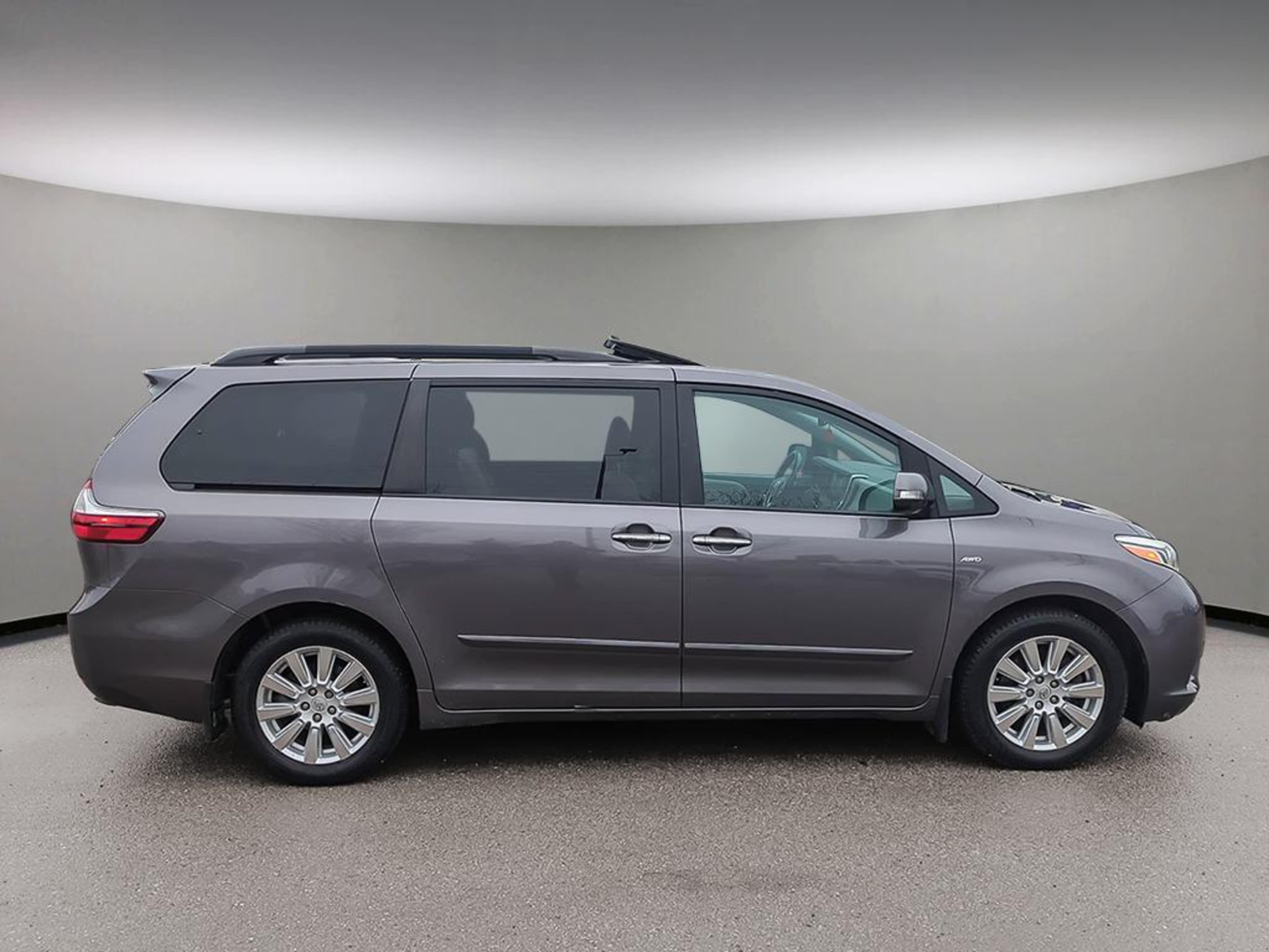 2017 Toyota Sienna Limited XLE Premium photo 2