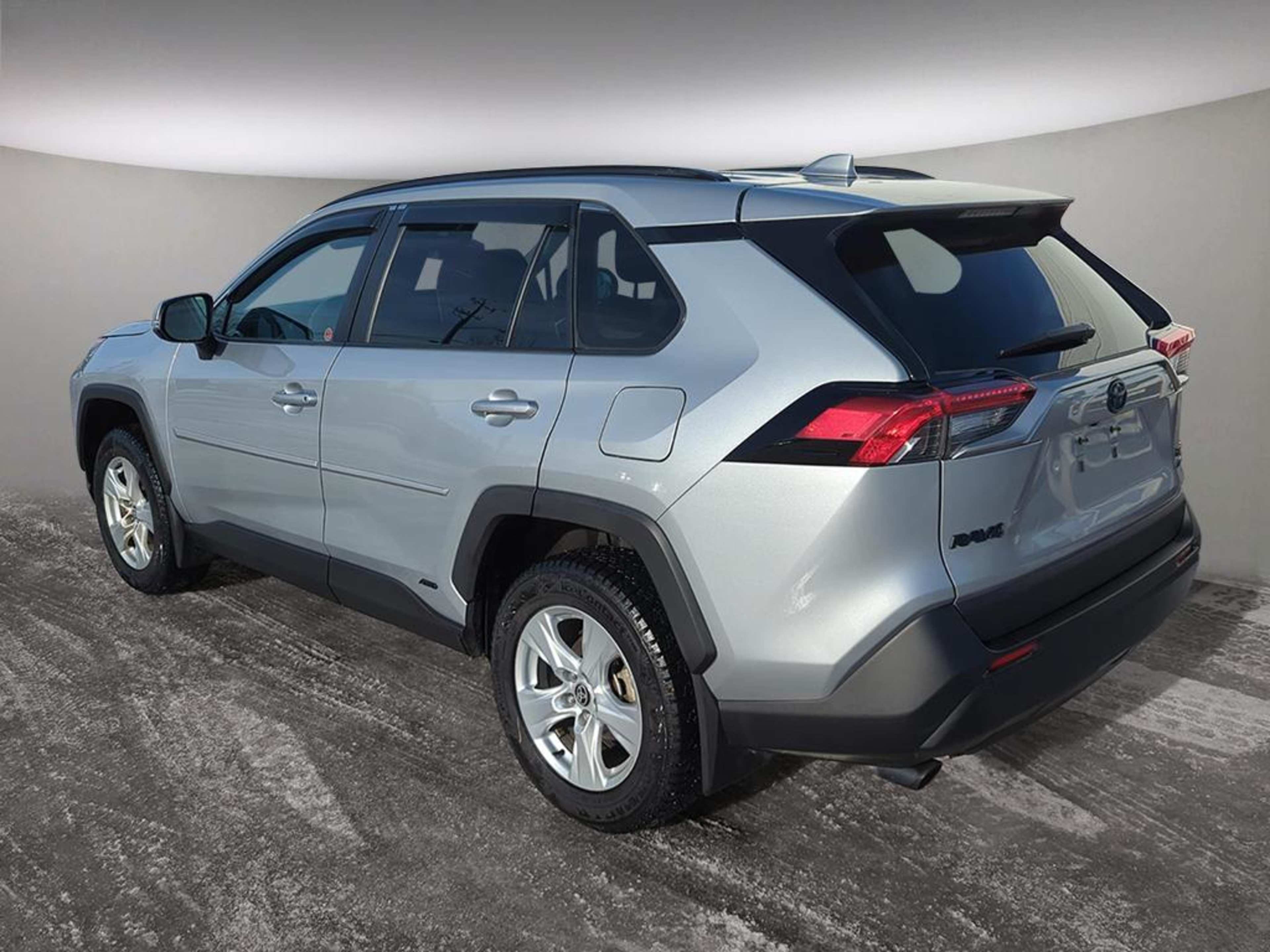 2024 Toyota RAV4 Hybrid XLE photo 2