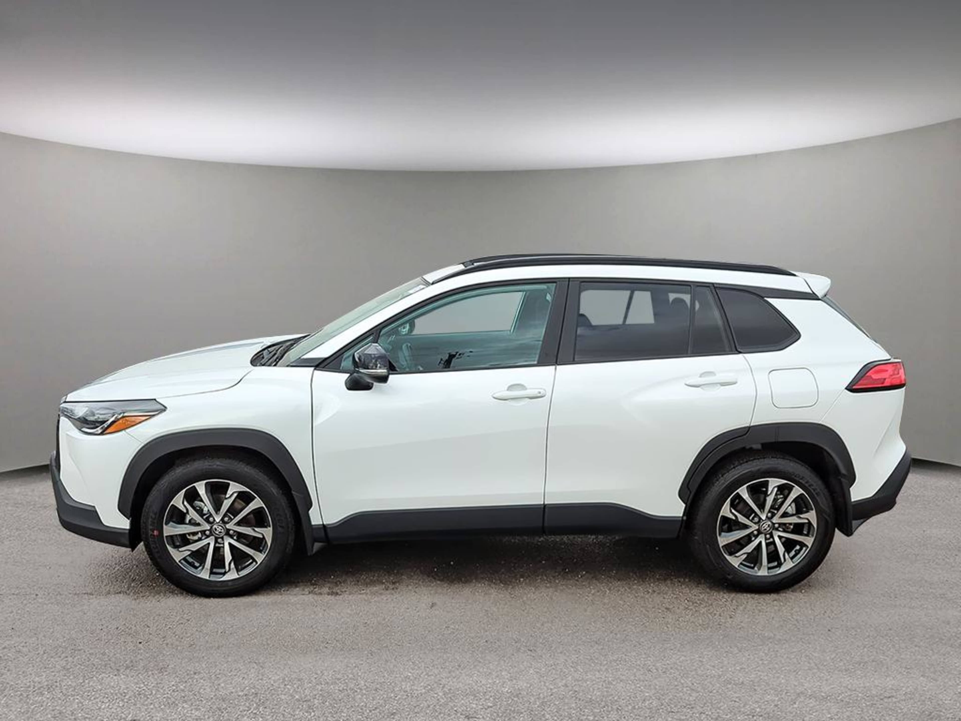 2025 Toyota Corolla Cross LE photo 3