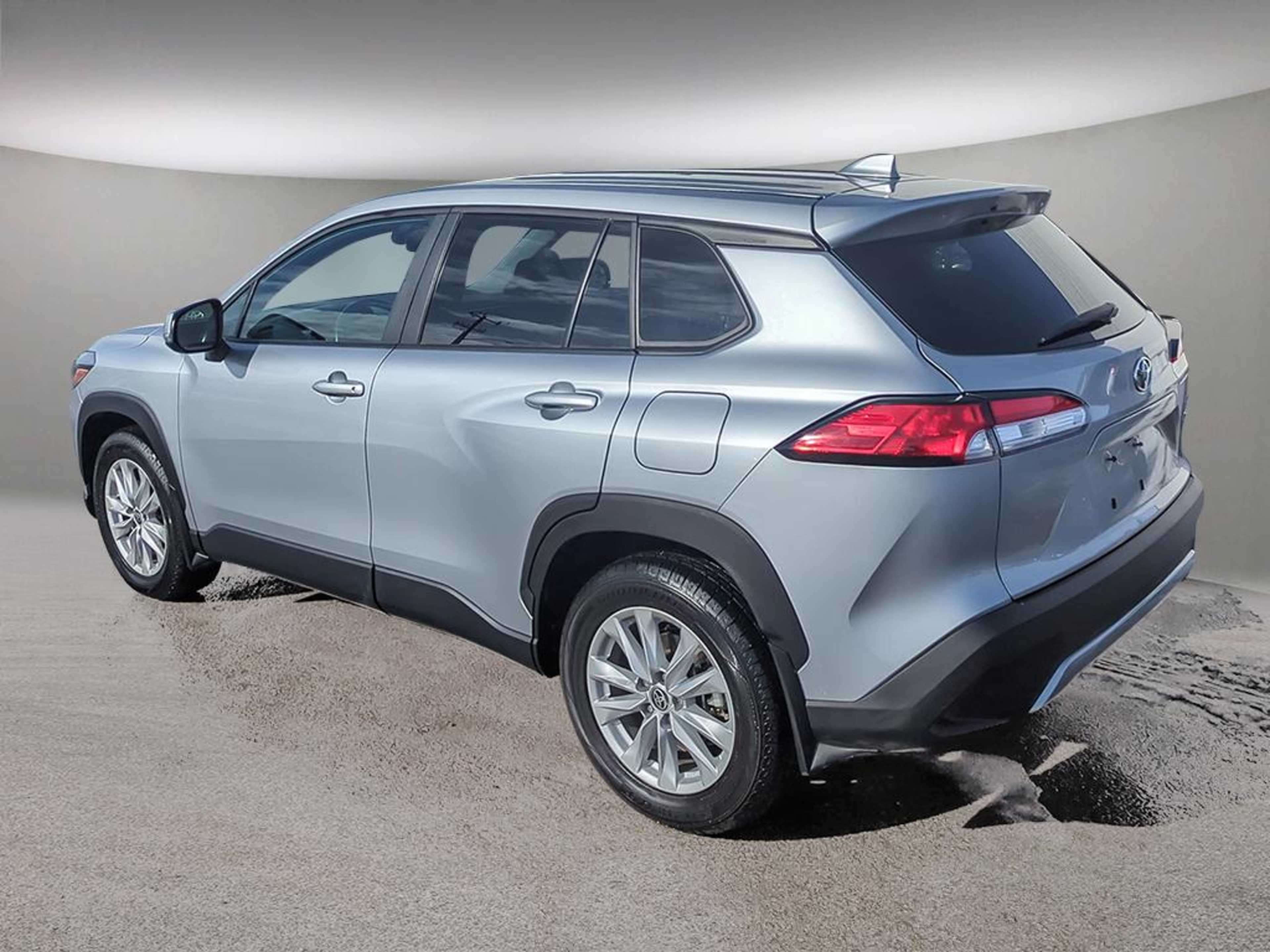 2023 Toyota Corolla Cross LE photo 2