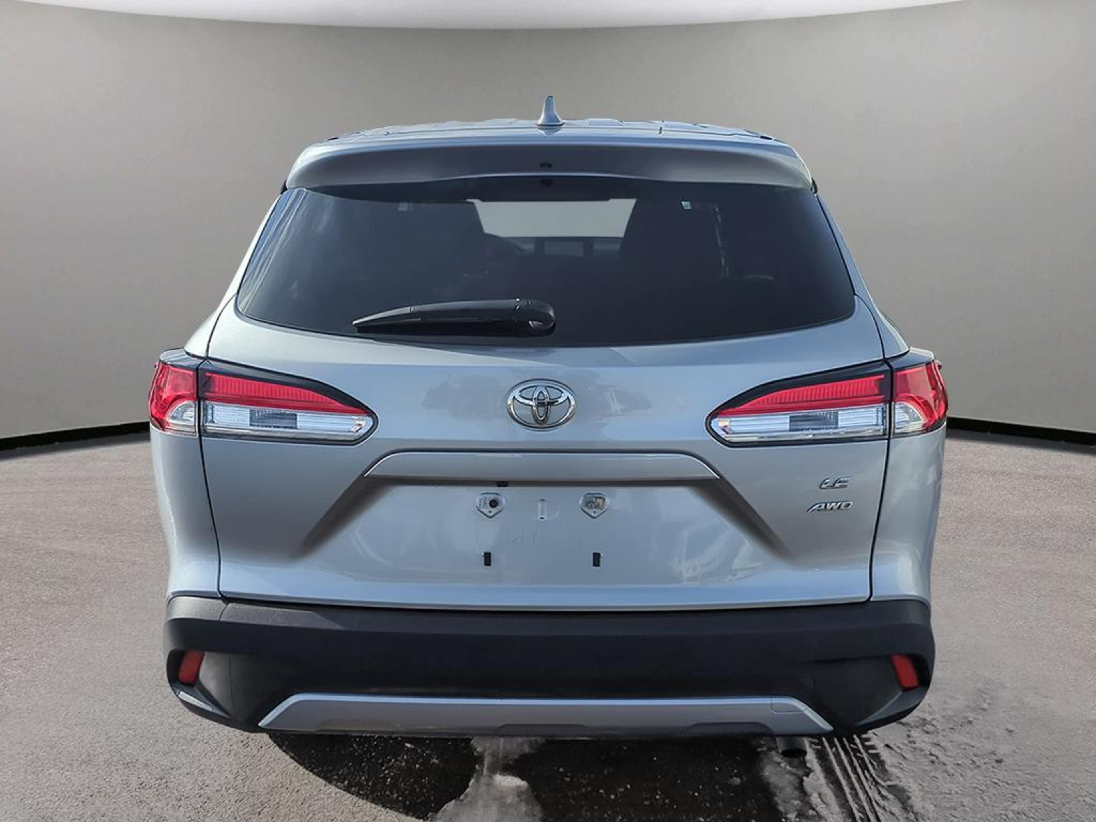 2023 Toyota Corolla Cross LE photo 3