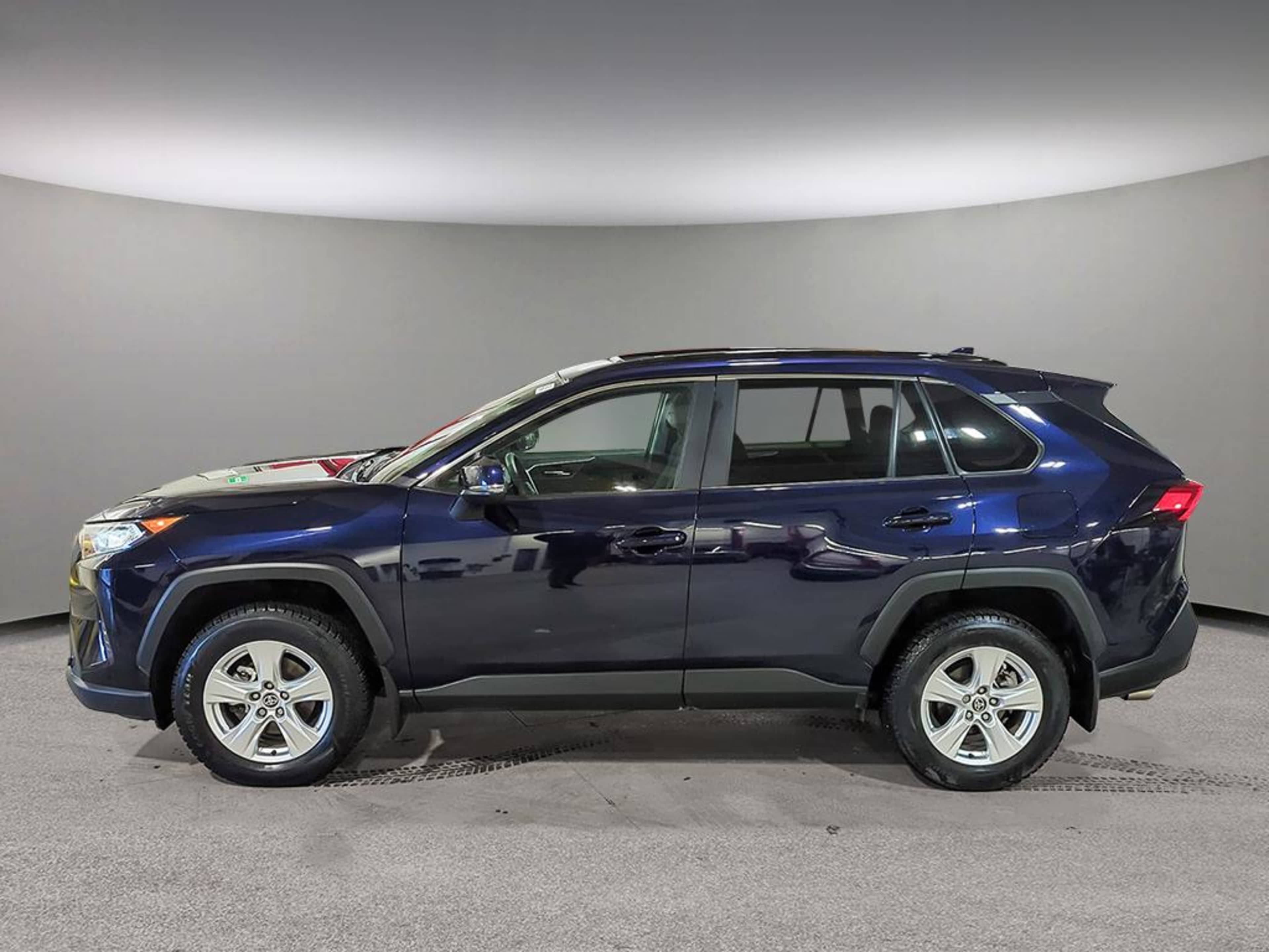 2021 Toyota RAV4 XLE photo 2