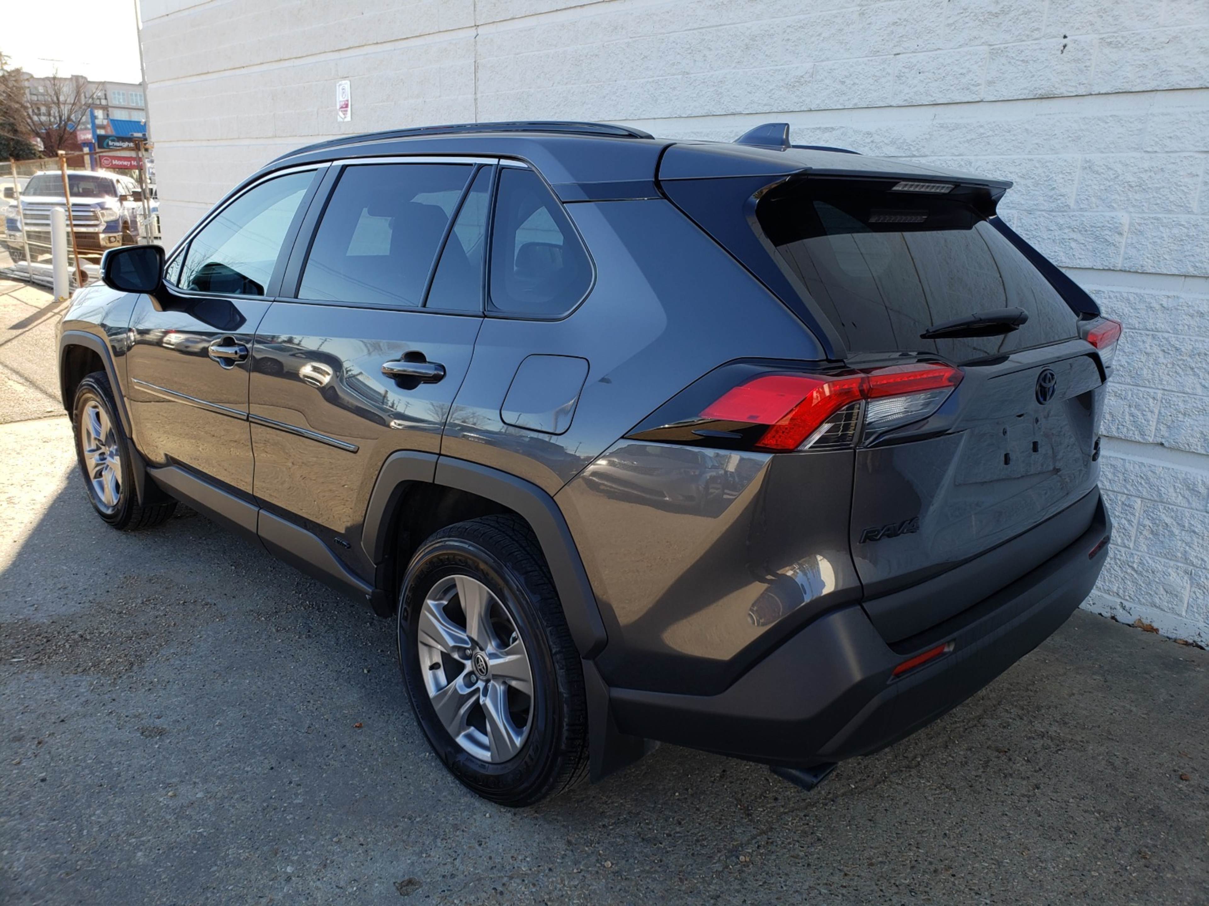 2024 Toyota RAV4 Hybrid XLE photo 4