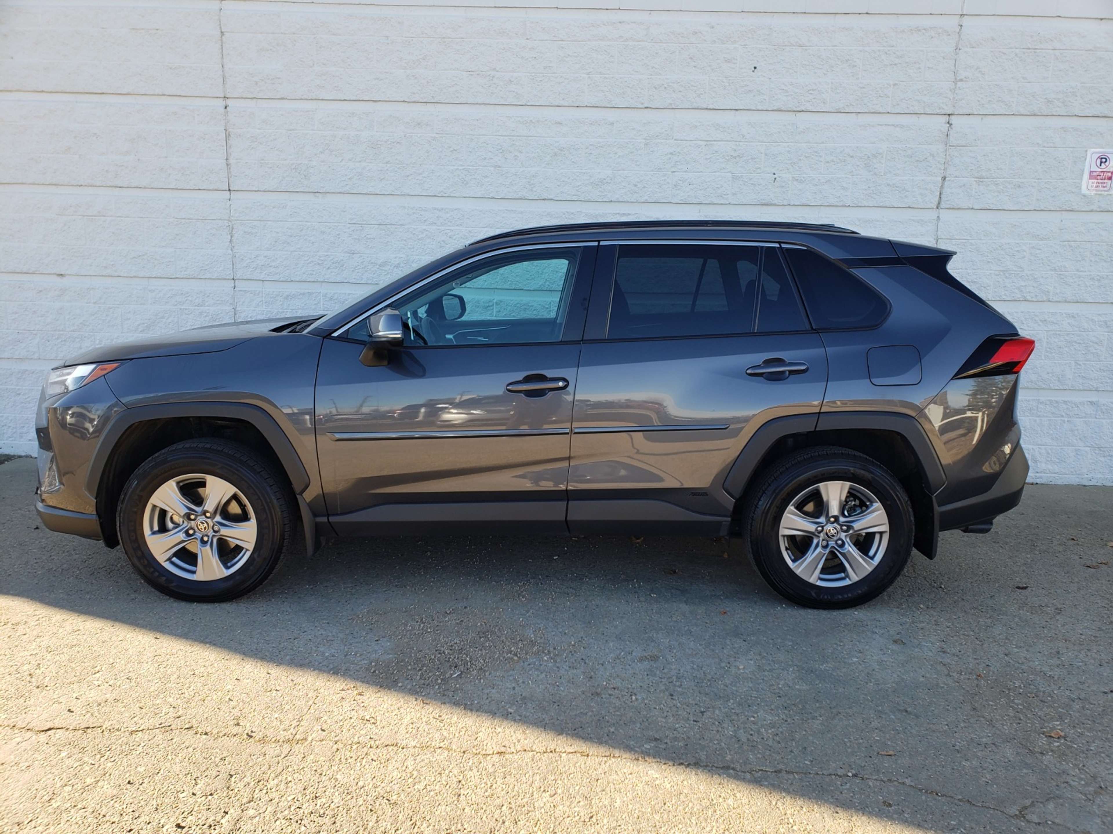 2024 Toyota RAV4 Hybrid XLE photo 3