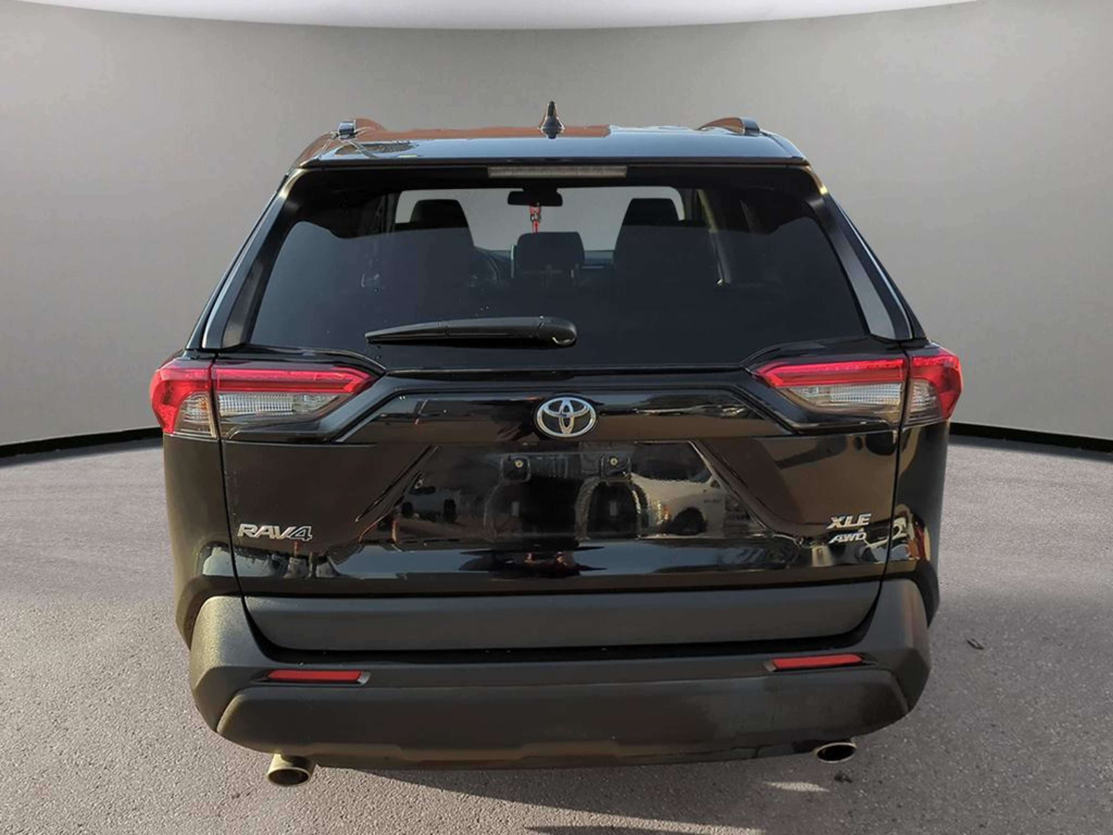 2024 Toyota RAV4 XLE photo 3