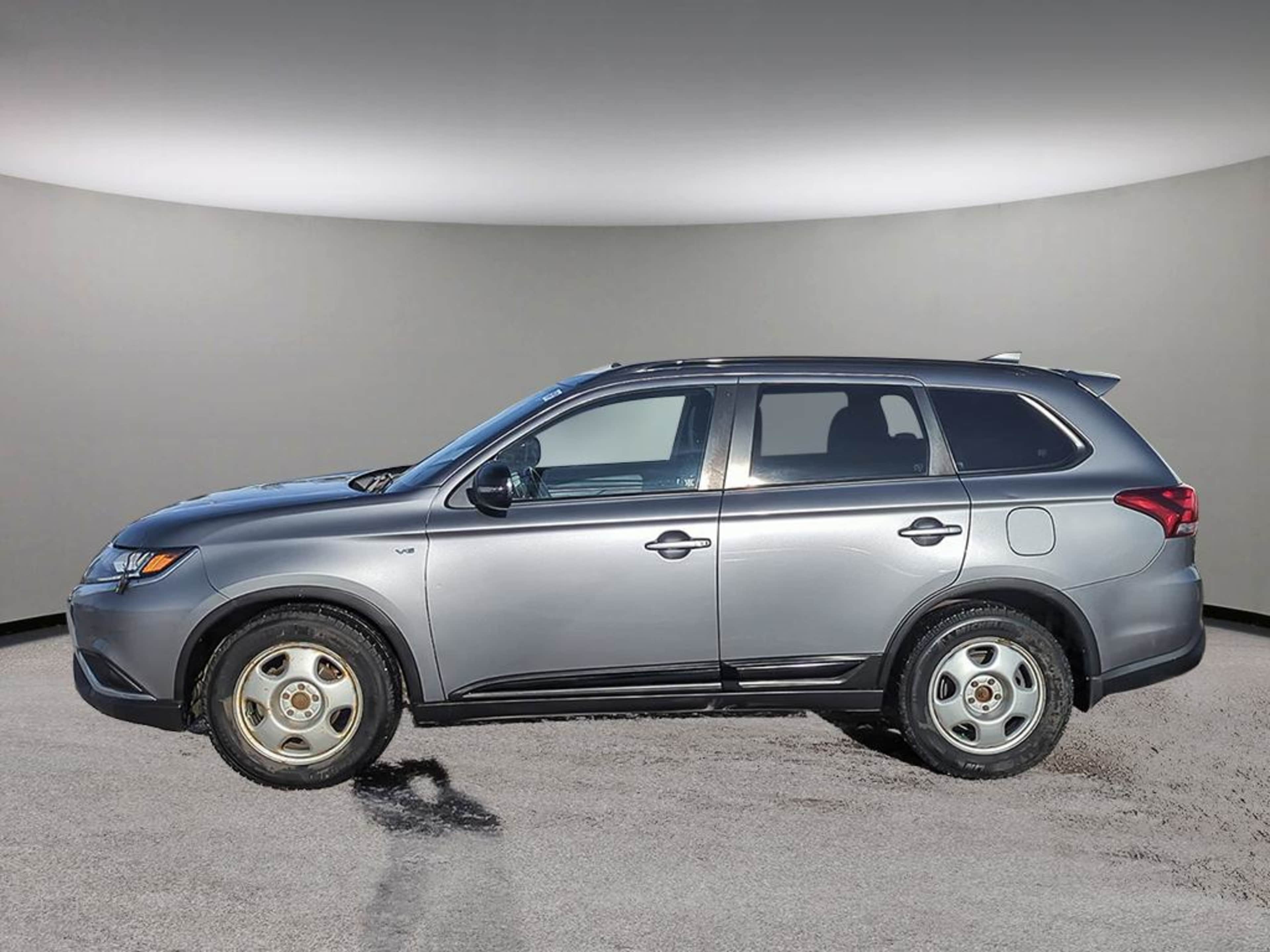 2020 Mitsubishi Outlander ES LE SP SEL Limited photo 3