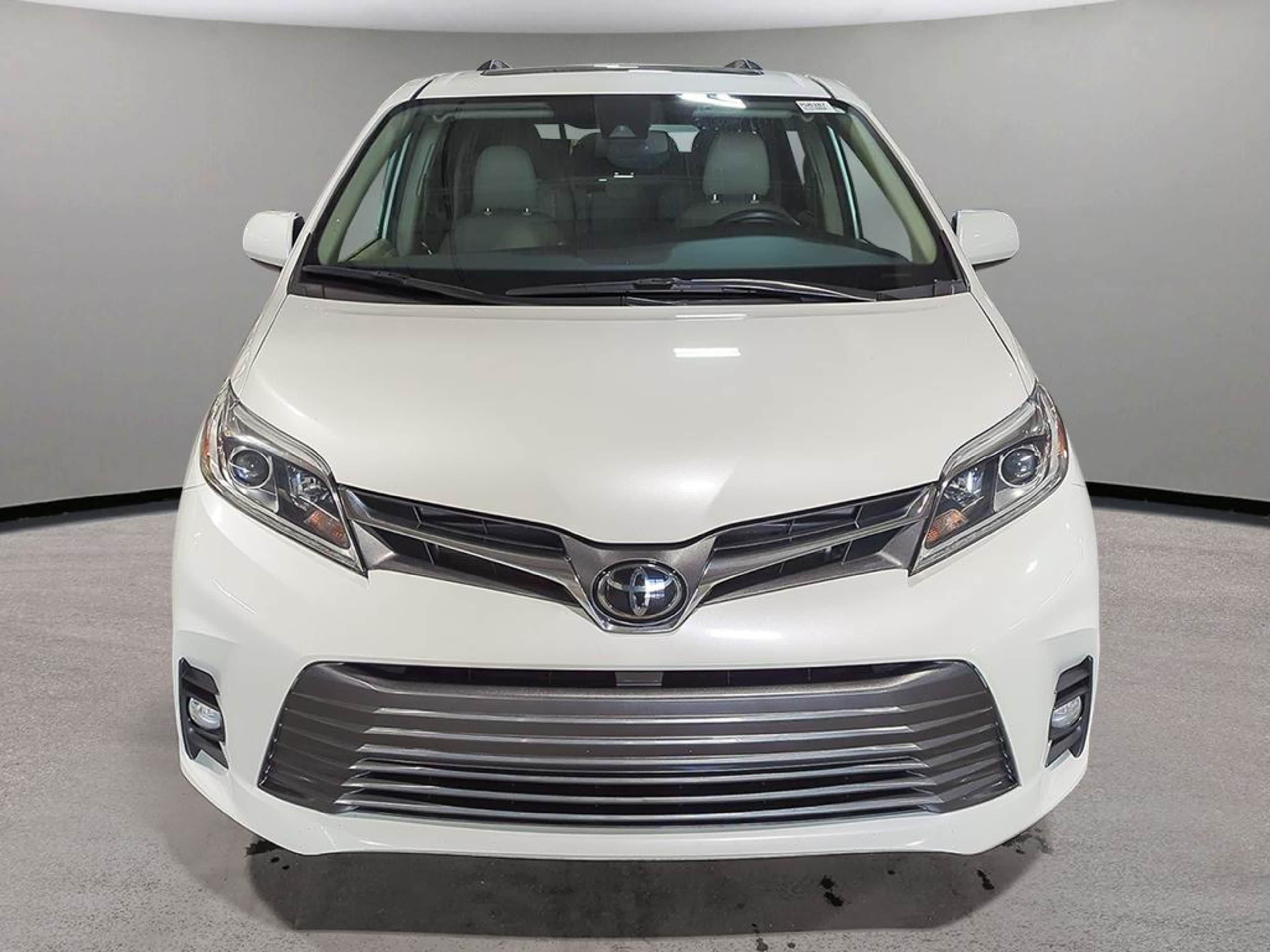 2020 Toyota Sienna XLE photo 2