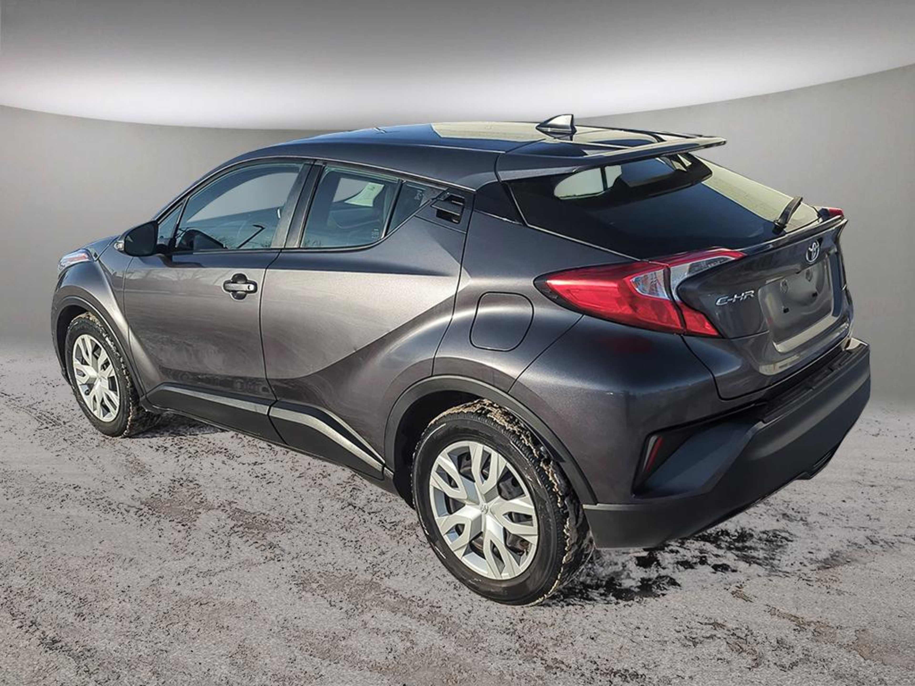 2021 Toyota C-HR LE photo 4