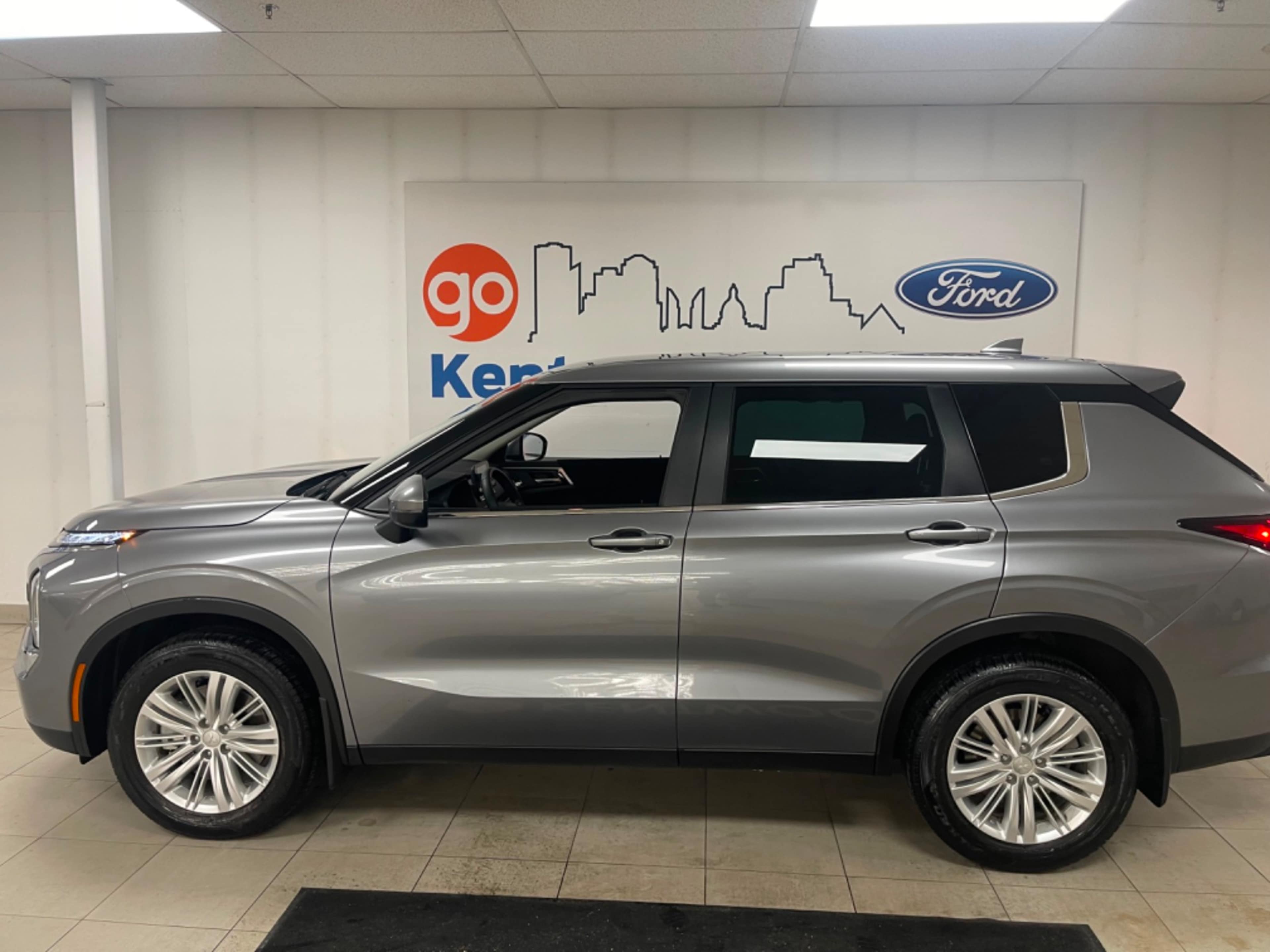 2023 Mitsubishi Outlander ES S-AWC photo 2