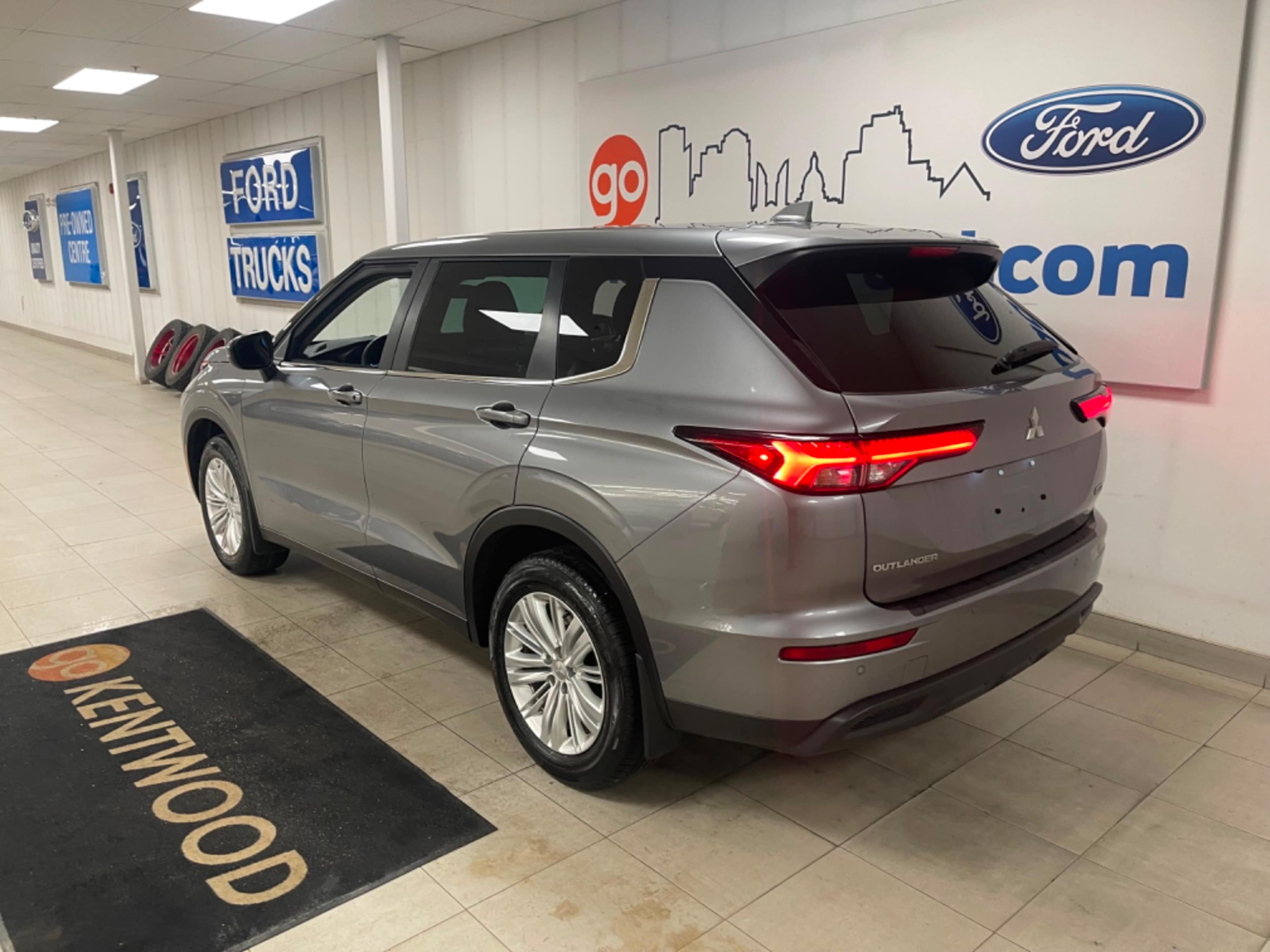 2023 Mitsubishi Outlander ES S-AWC photo 3