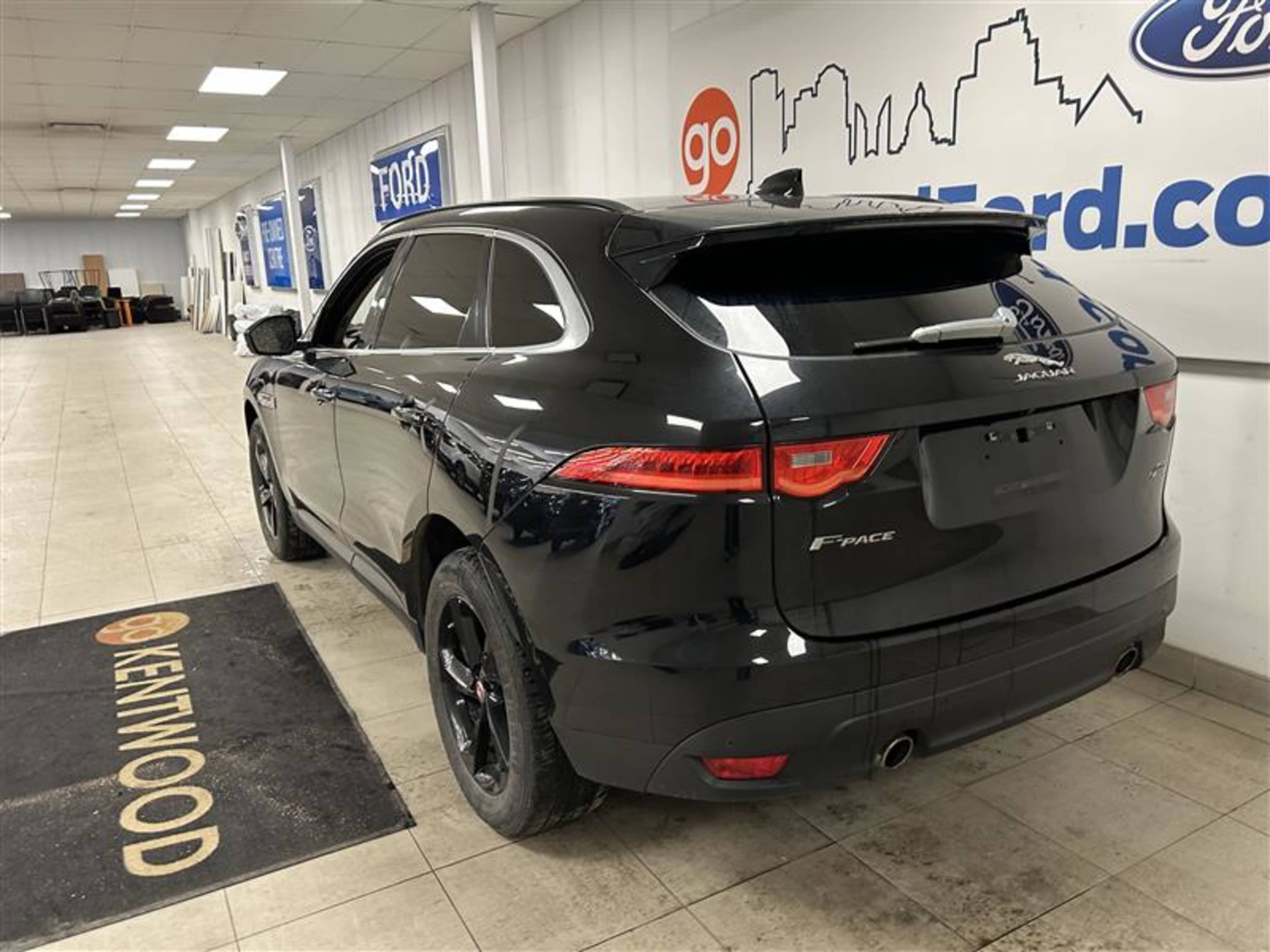 2017 Jaguar F-PACE Prestige photo 4