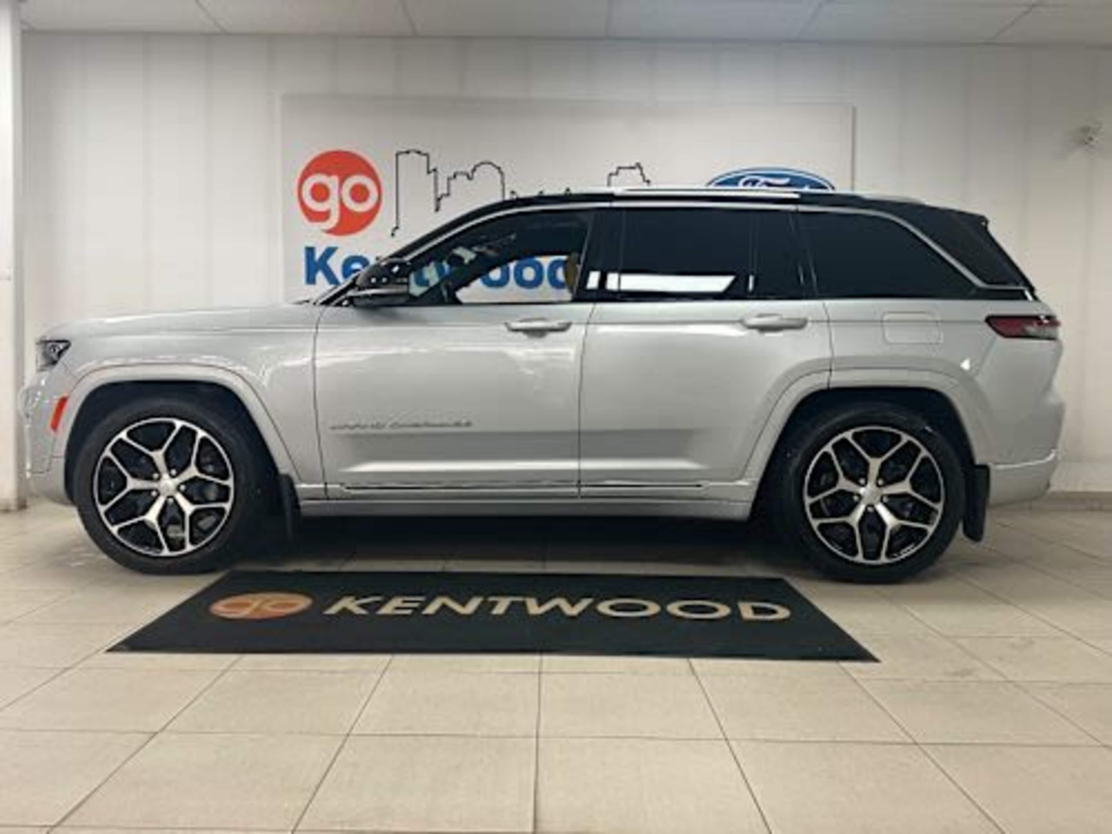 2022 Jeep Grand Cherokee Summit Reserve photo 2