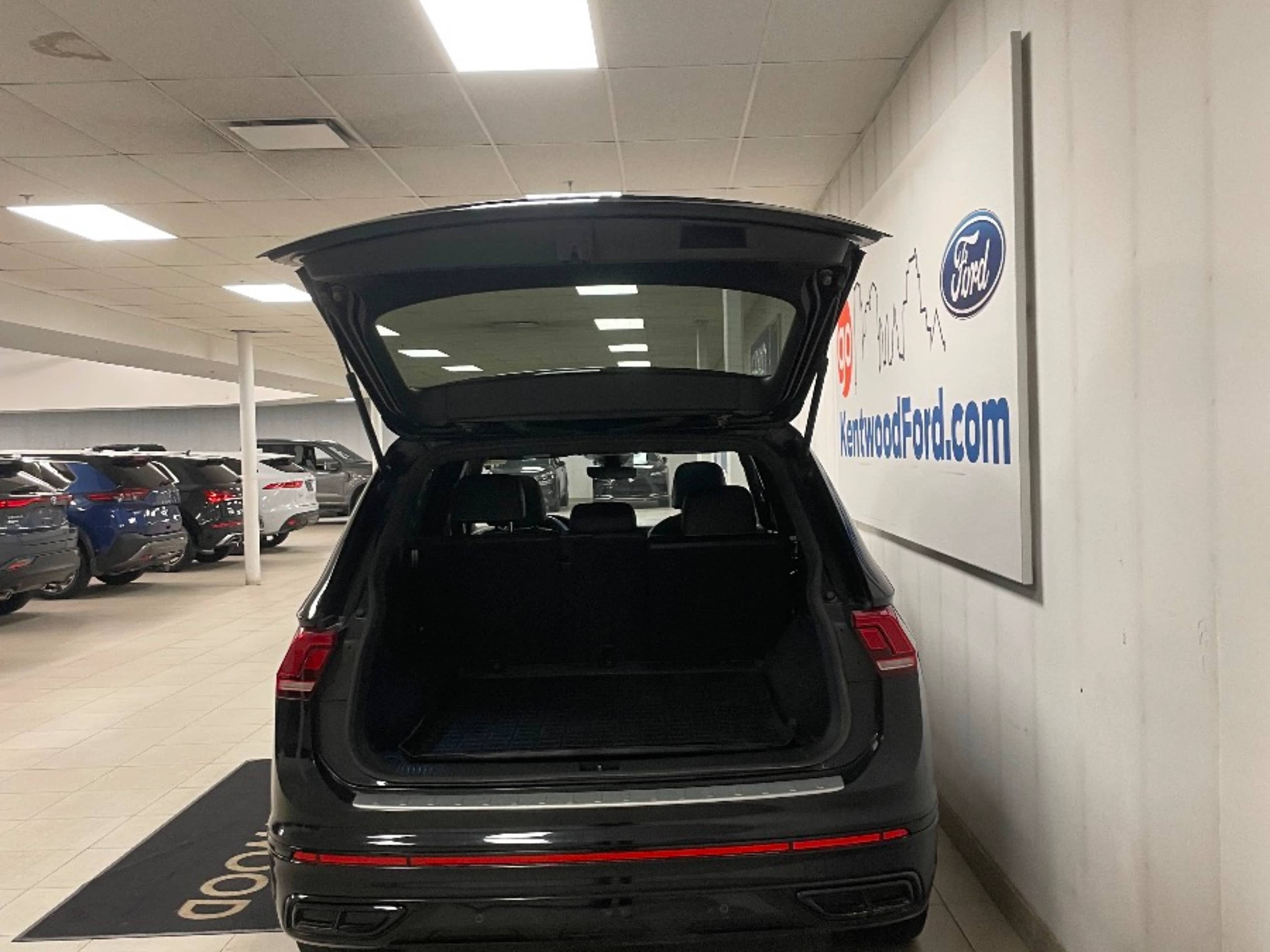 2023 Volkswagen Tiguan SE R-Line Black photo 3