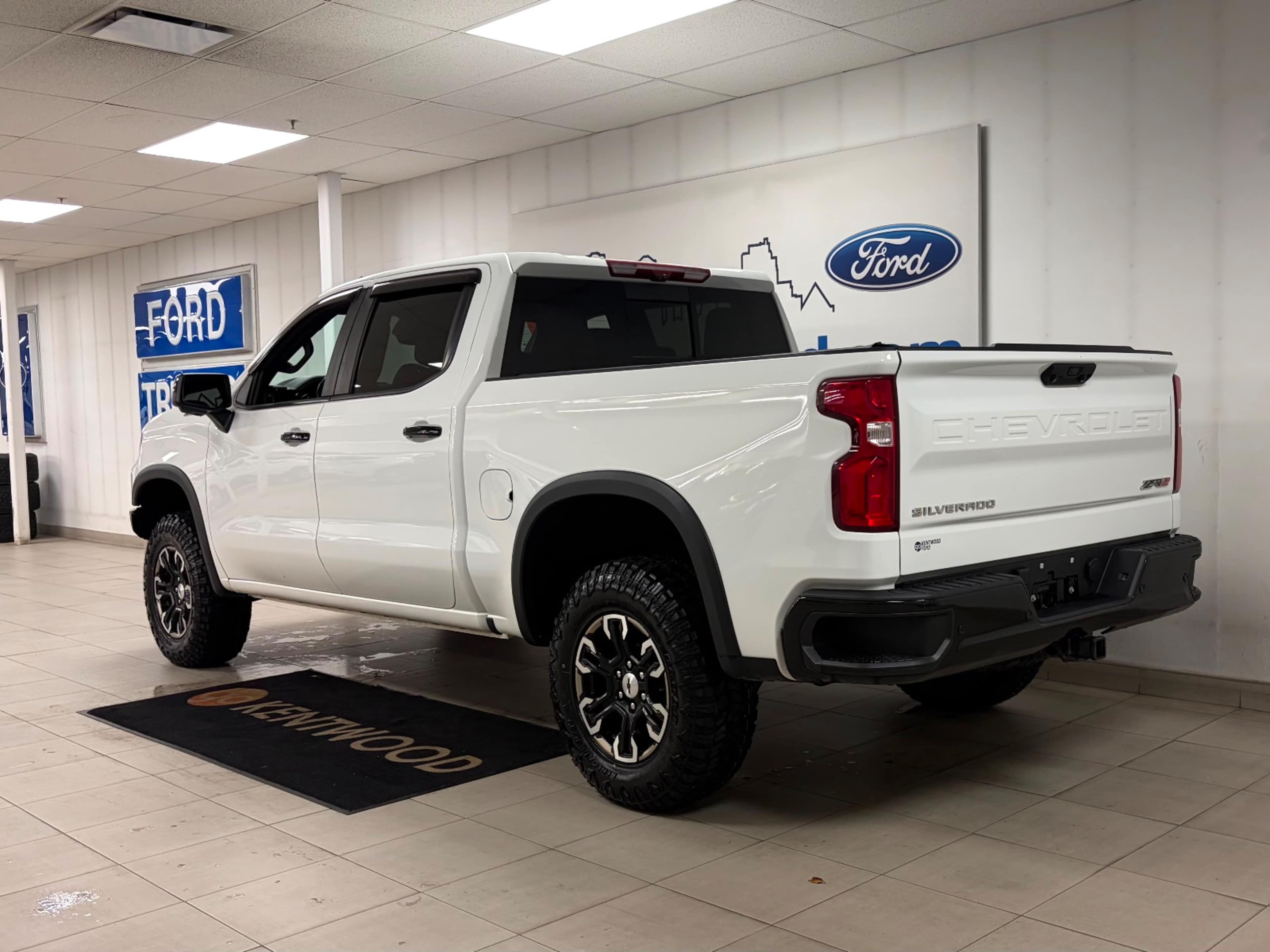 2023 Chevrolet Silverado 1500 photo 3