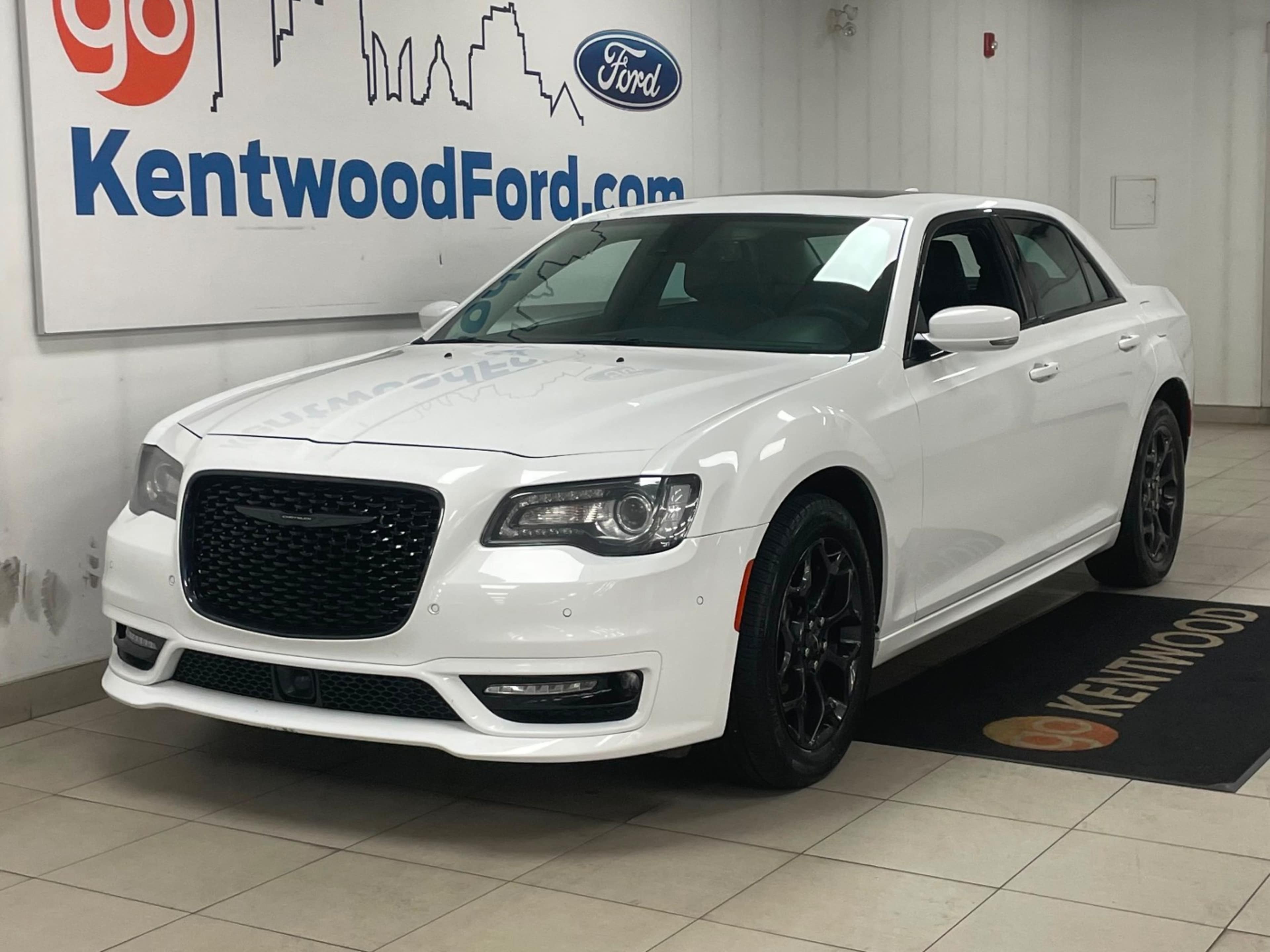 2023 Chrysler 300 Touring L photo 2