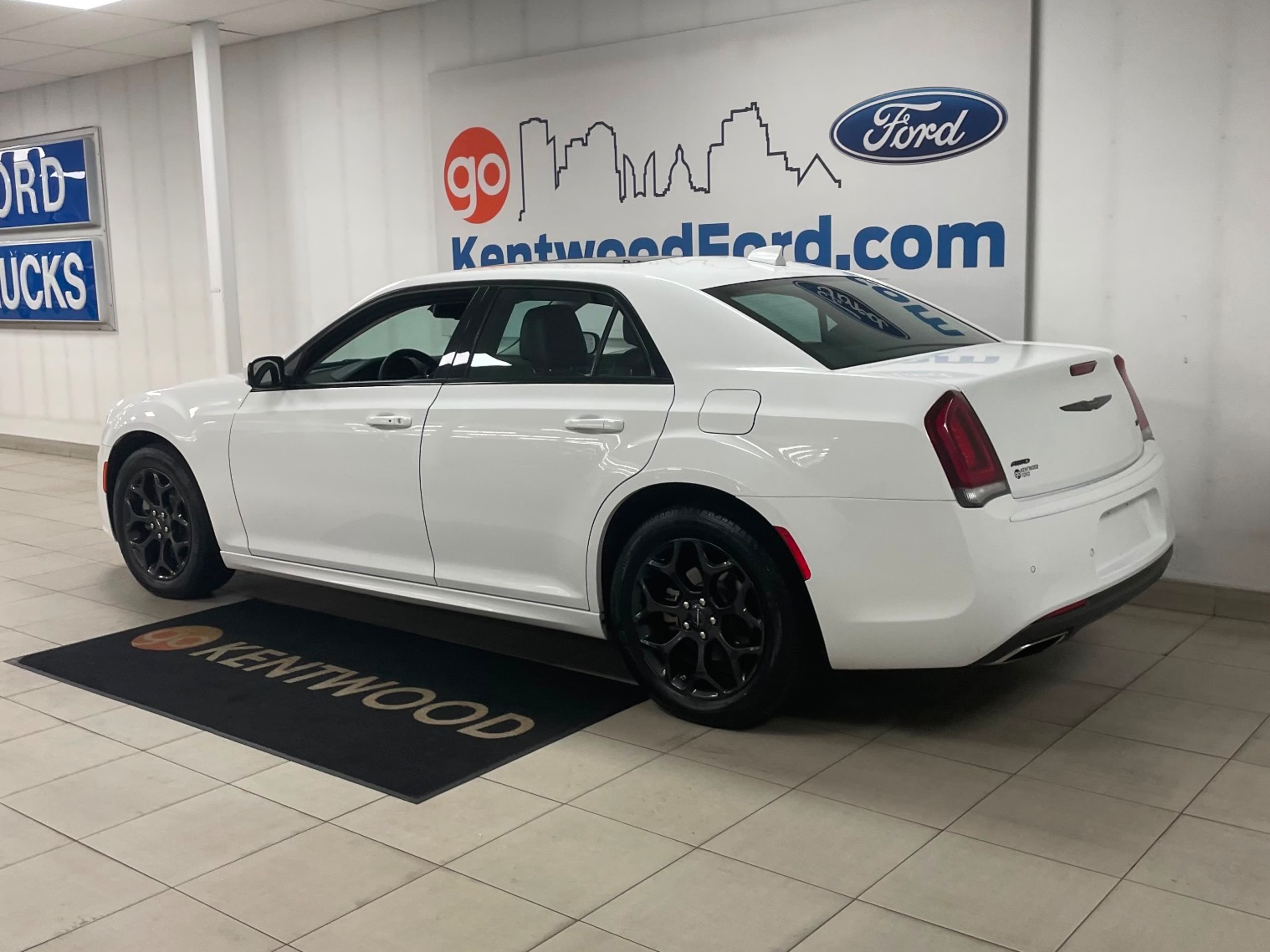 2023 Chrysler 300 Touring L photo 4