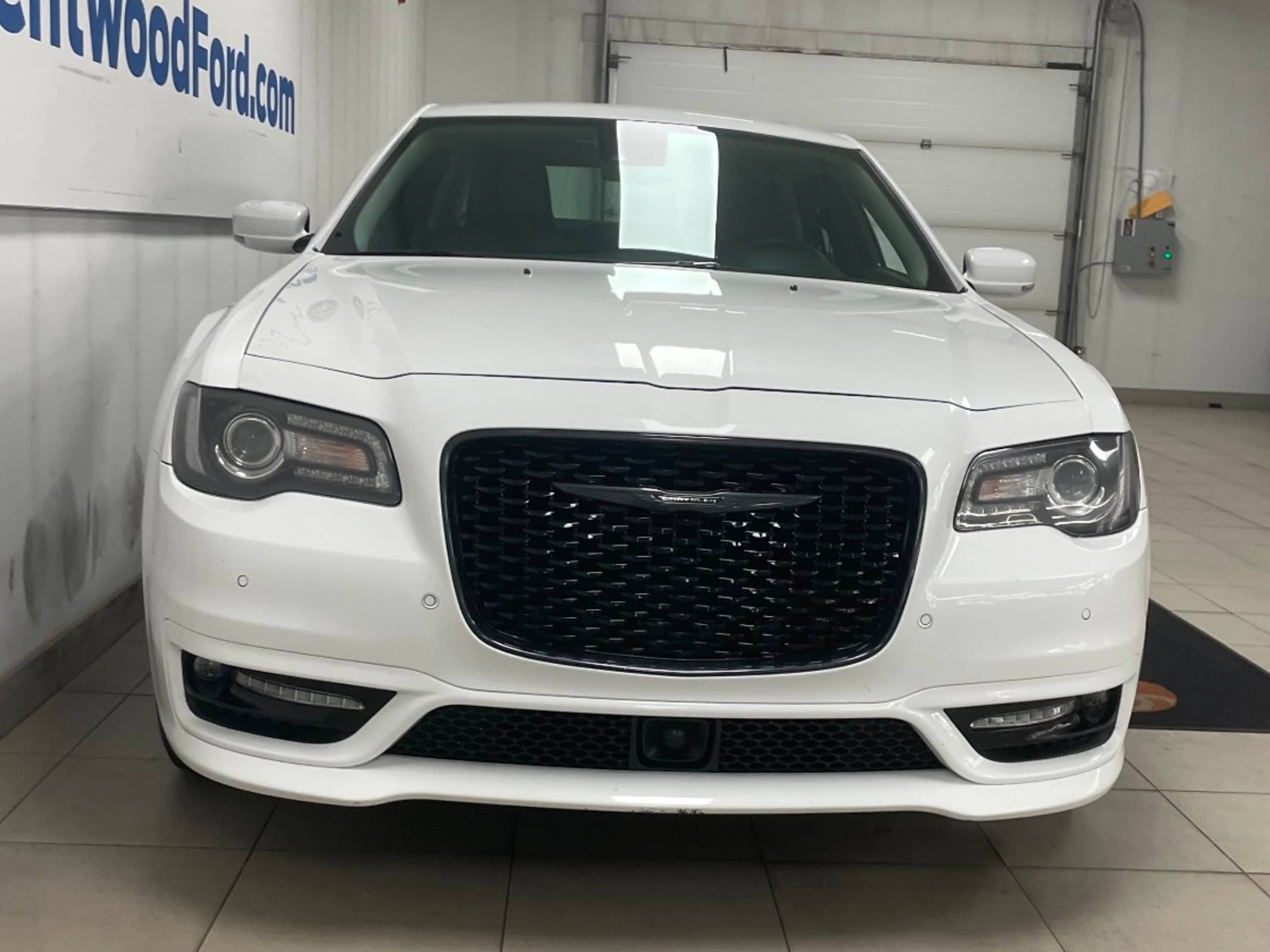 2023 Chrysler 300 Touring L photo 3