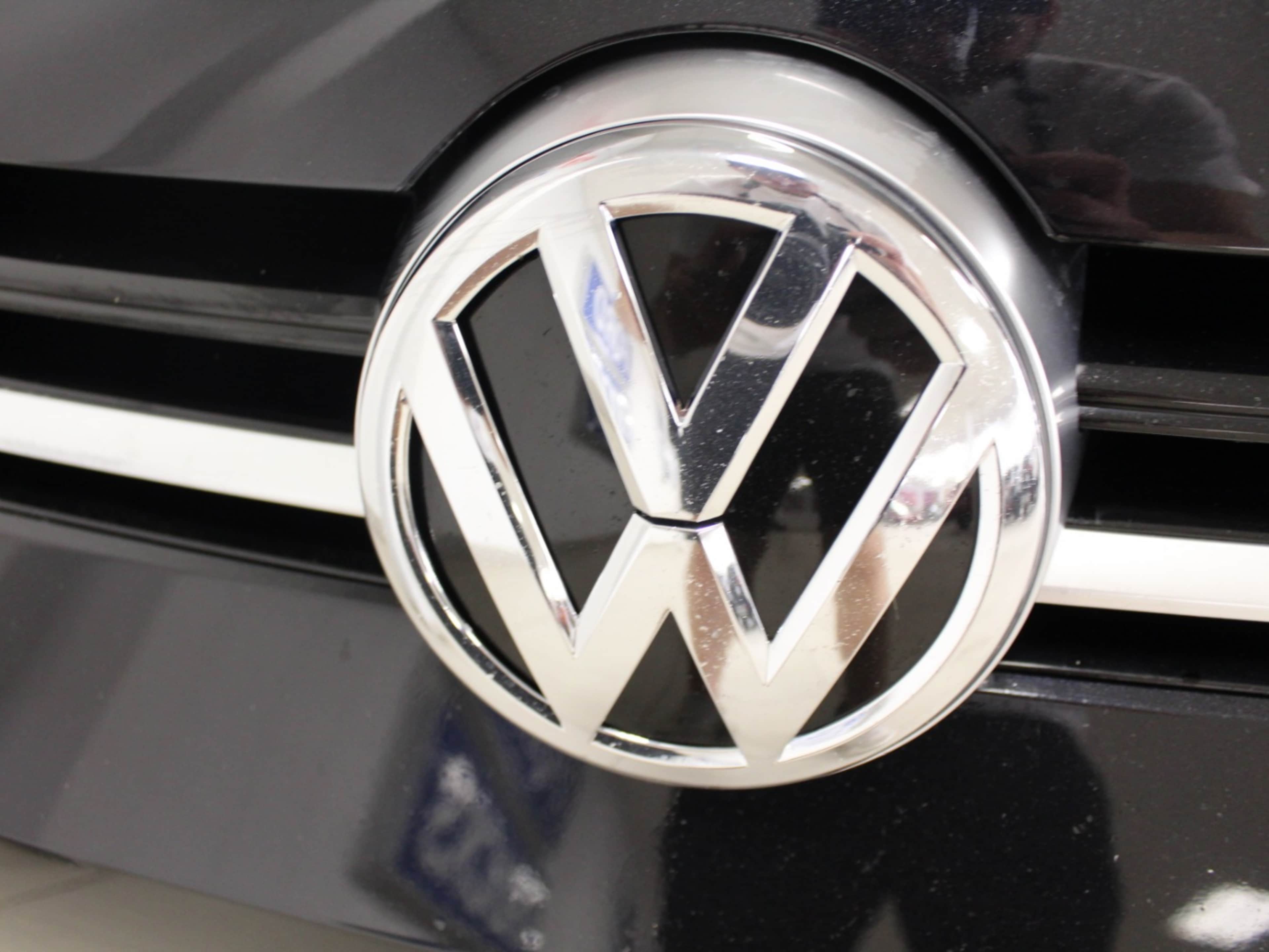 2017 Volkswagen Golf R photo 3