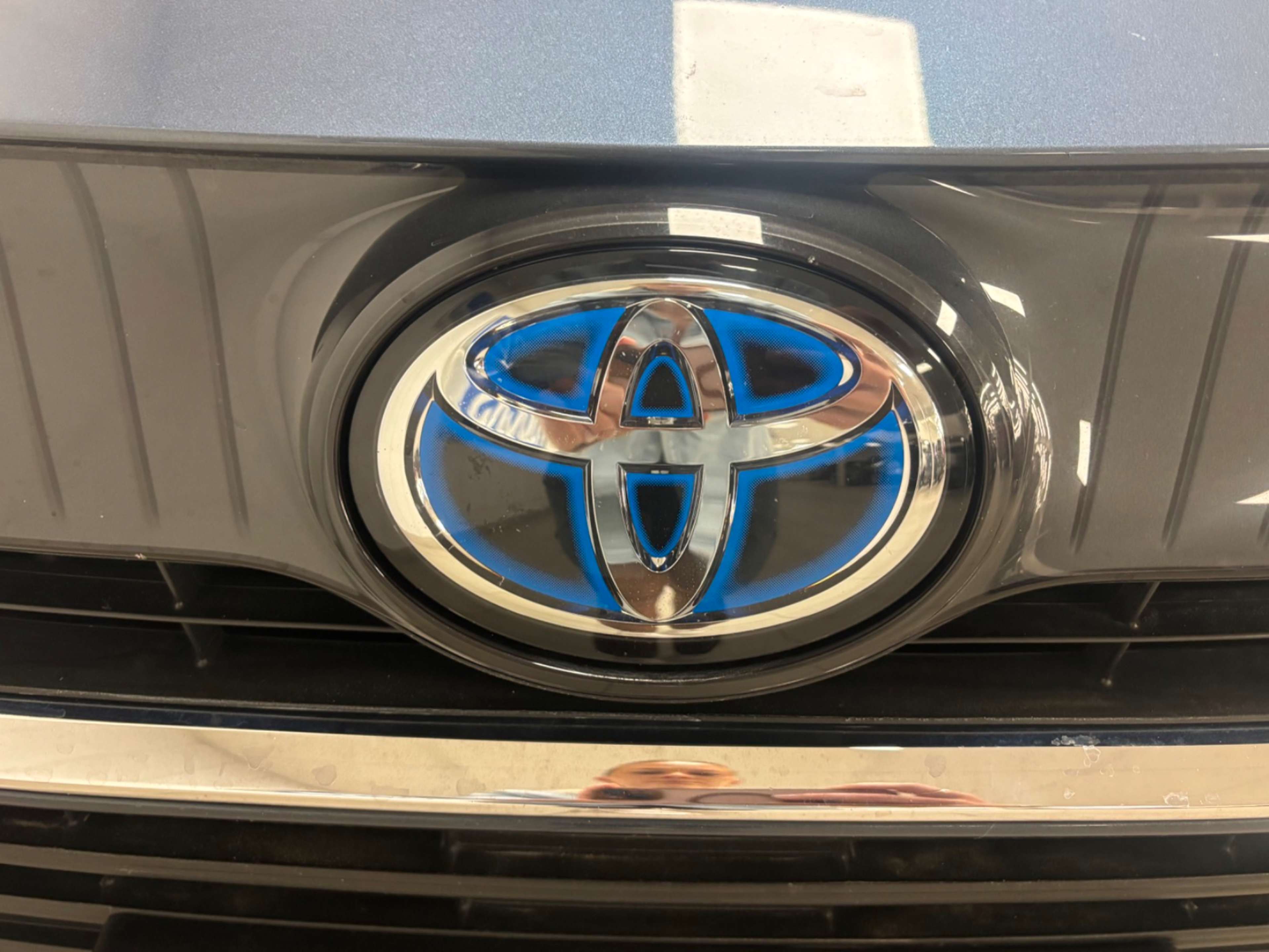 2023 Toyota Venza LE photo 3