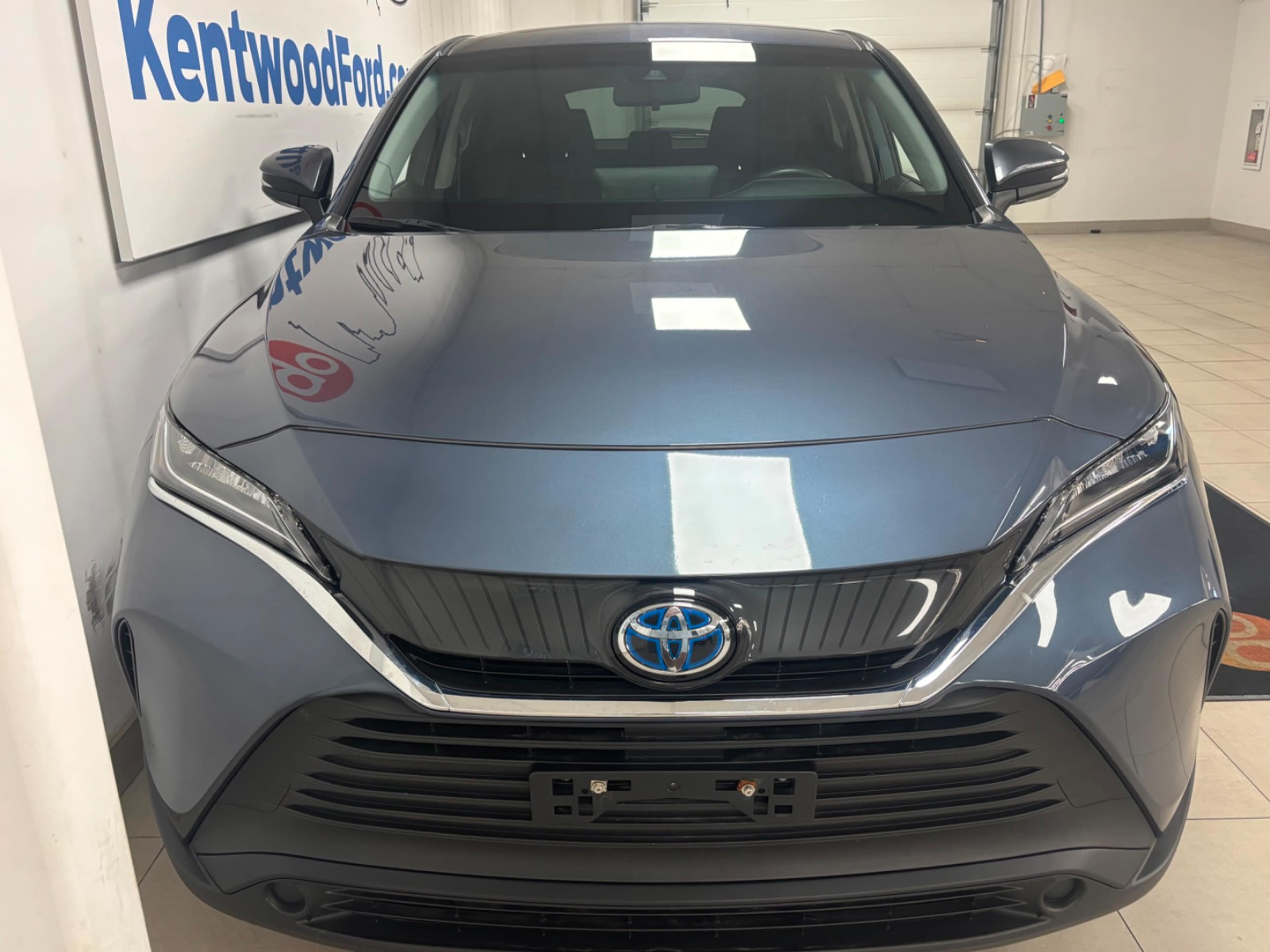 2023 Toyota Venza LE photo 2