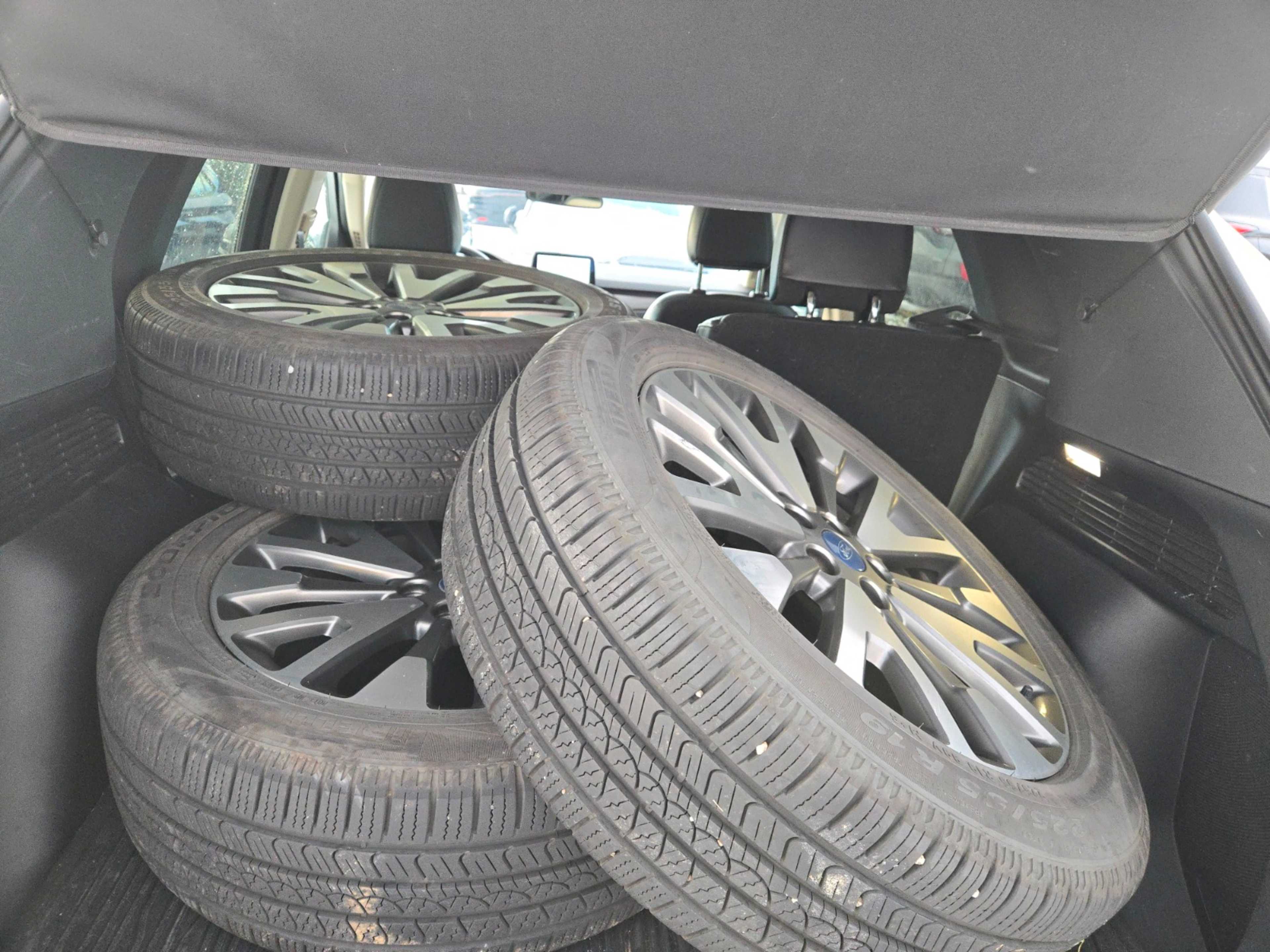 2020 Ford Escape Titanium Hybrid photo 2