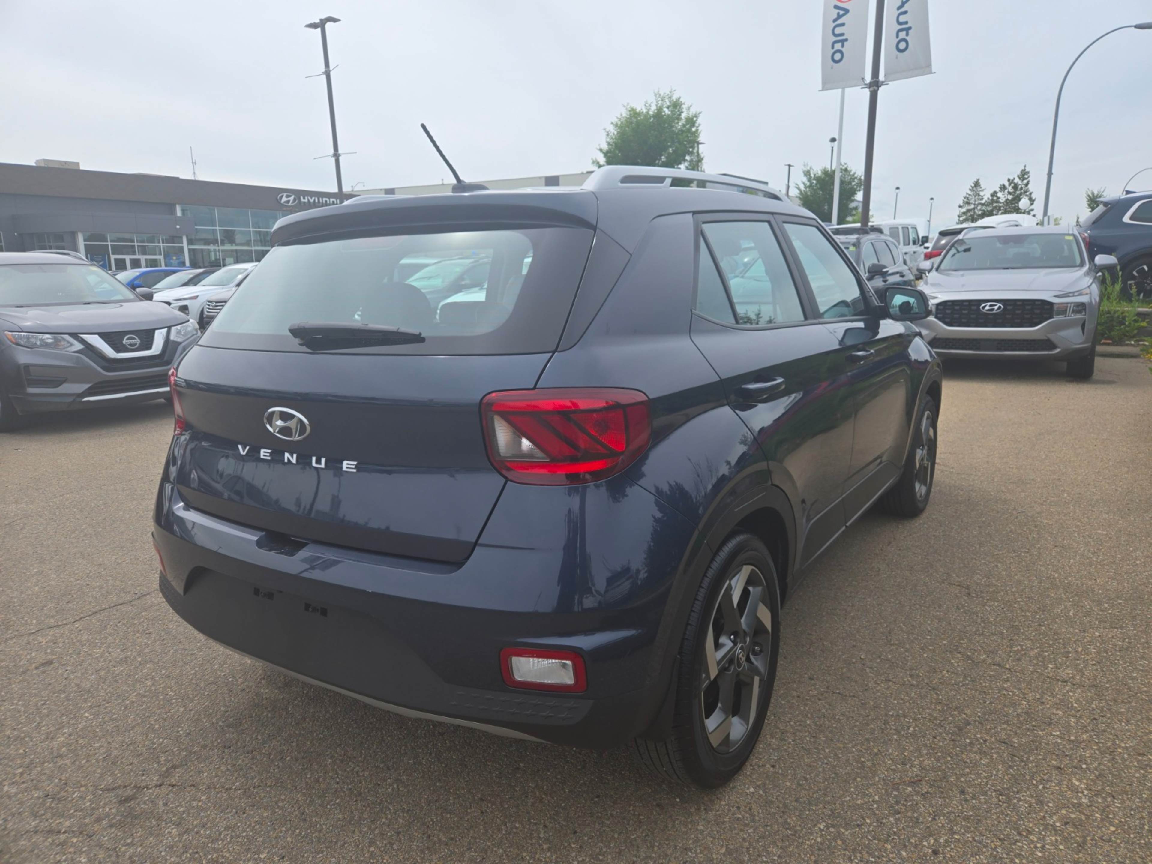 2024 Hyundai Venue Denim photo 2