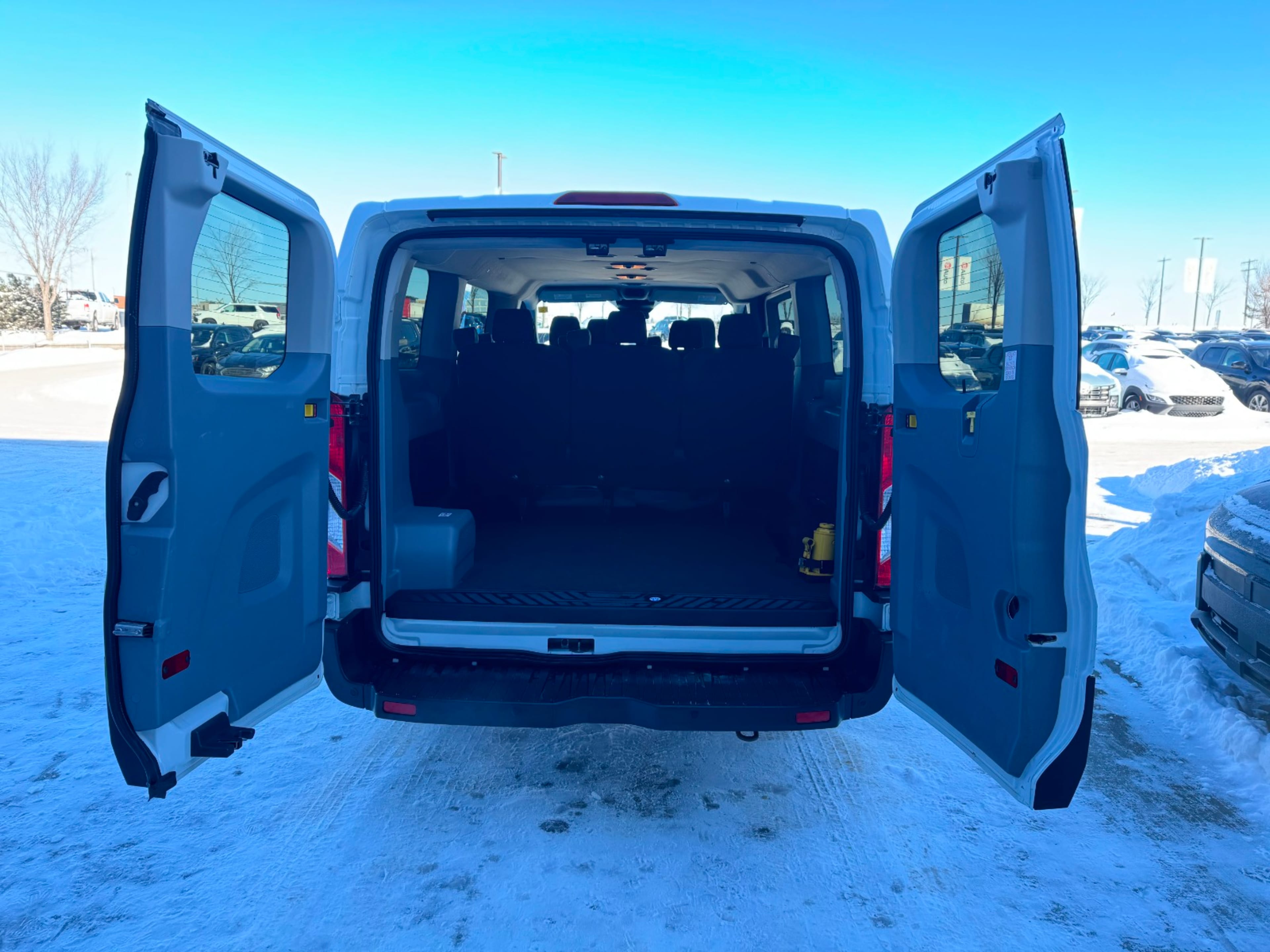 2019 Ford Transit Passenger XLT photo 4