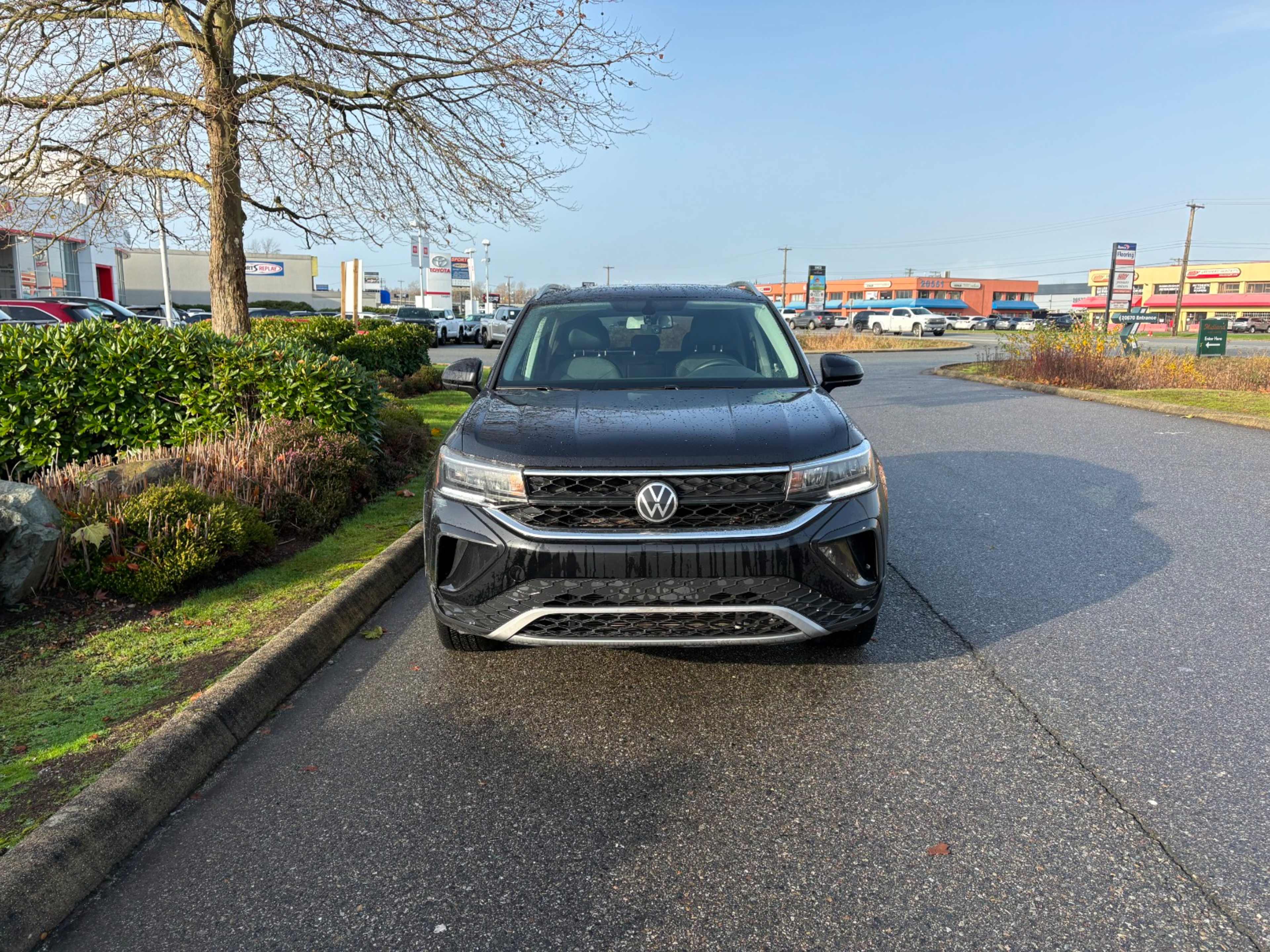 2022 Volkswagen Taos SE photo 2