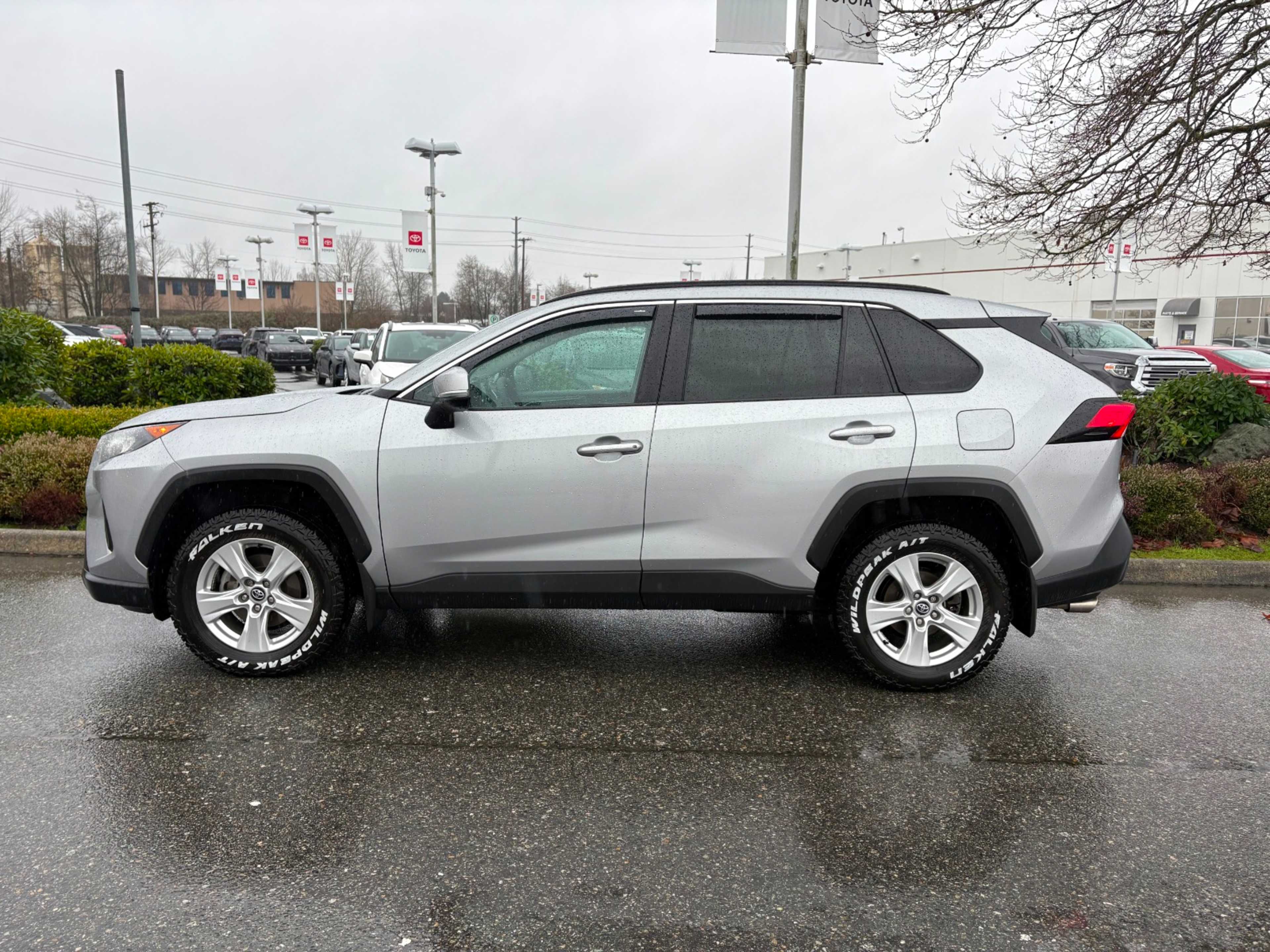 2019 Toyota RAV4 LE photo 3