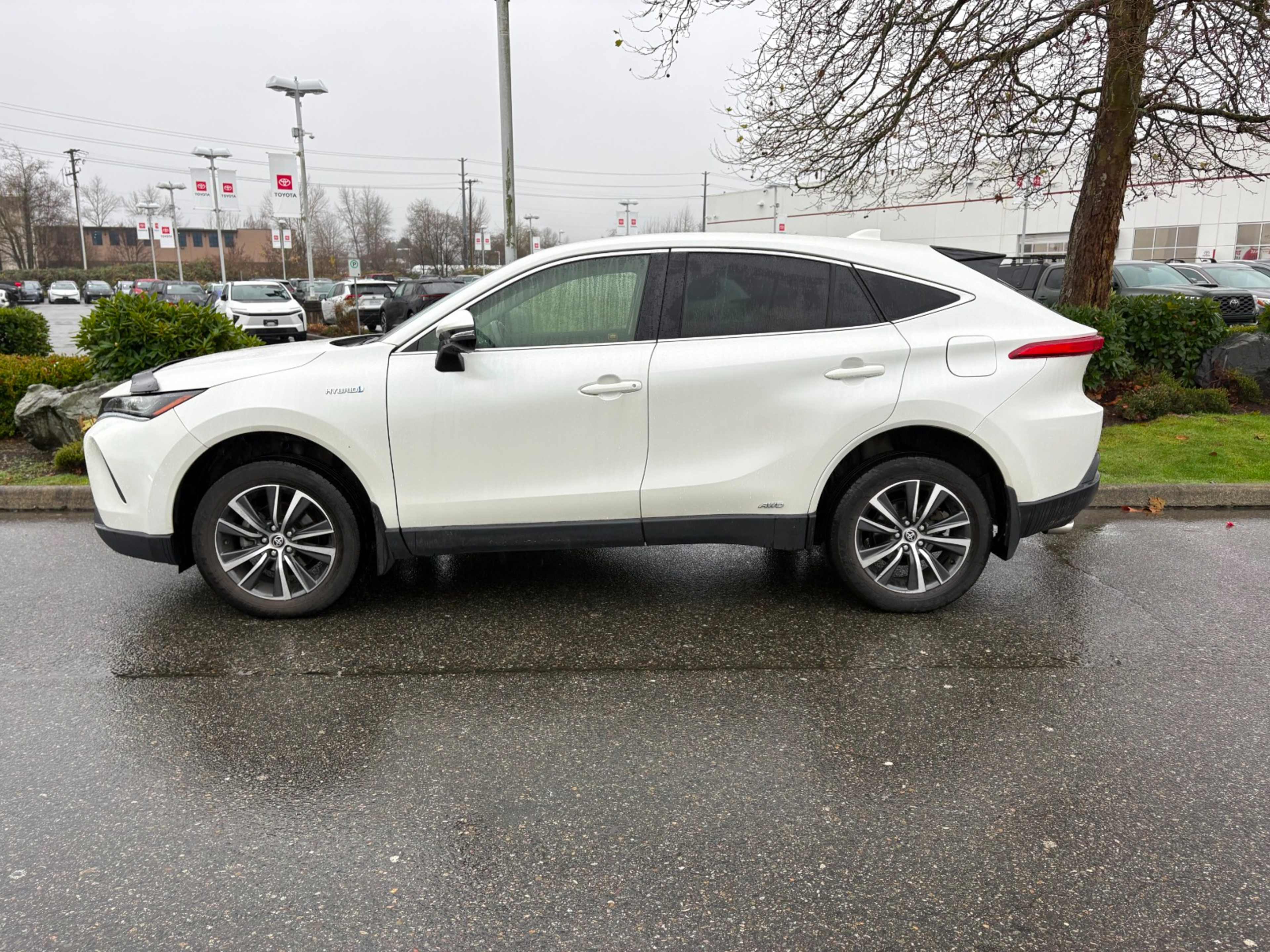 2021 Toyota Venza LE photo 2