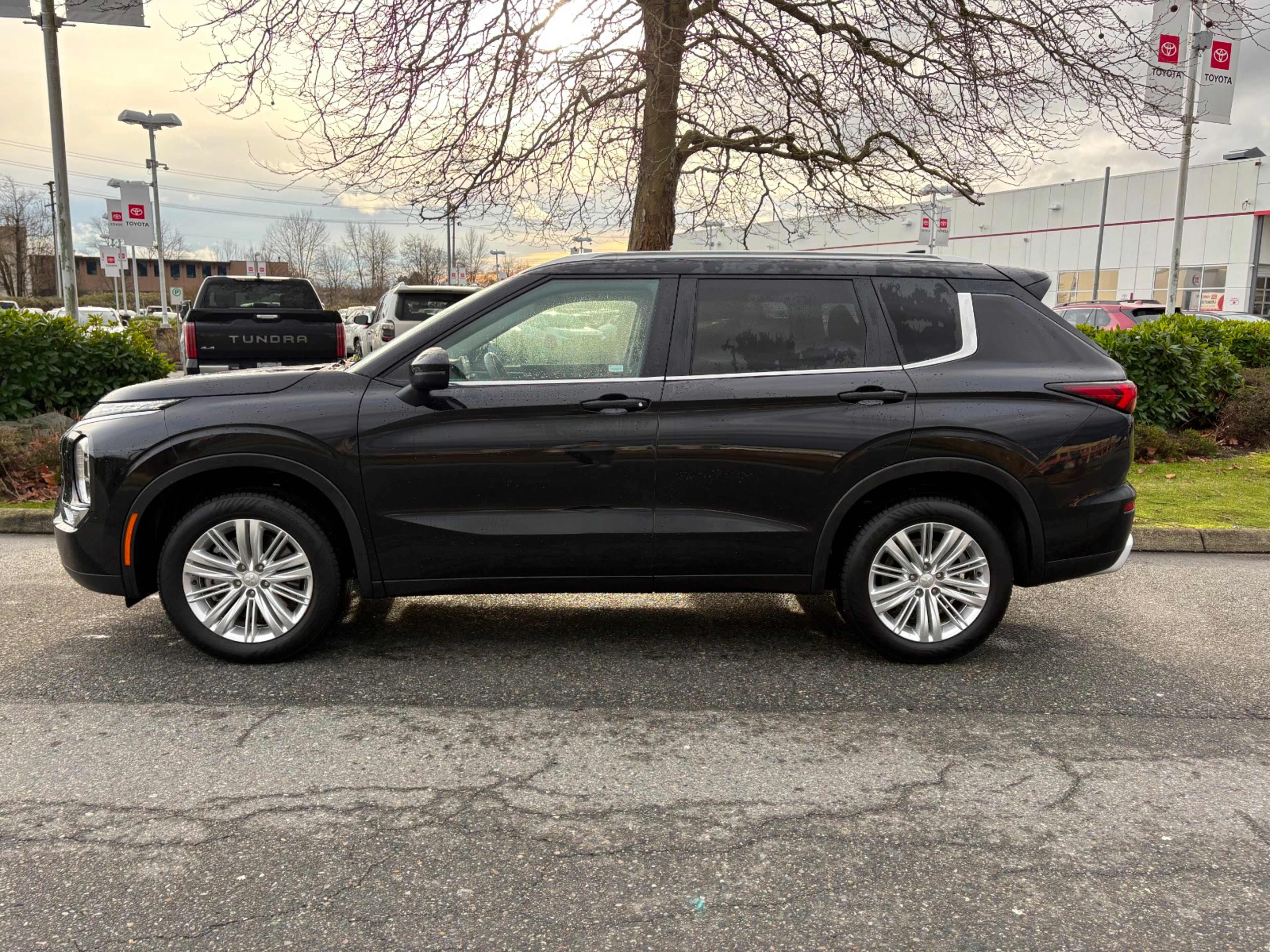 2024 Mitsubishi Outlander SE Ralliart photo 3