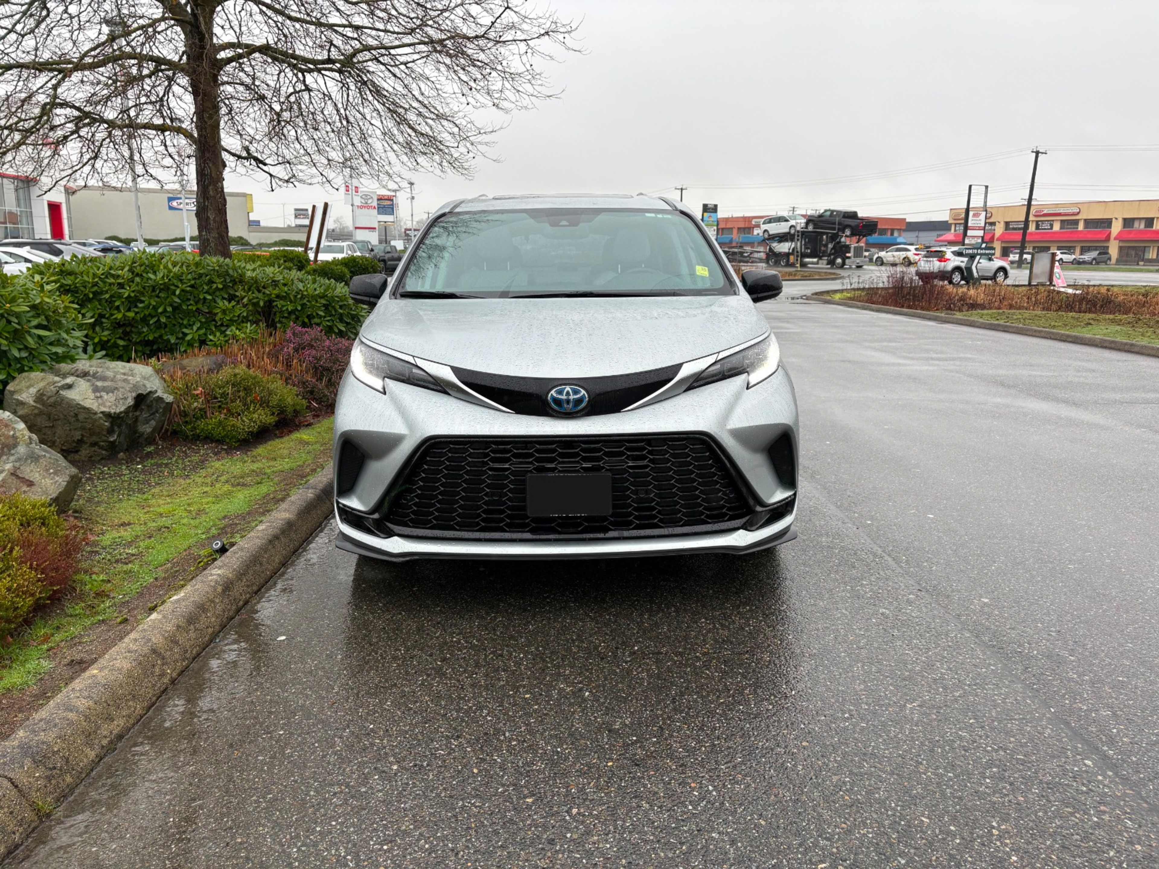 2022 Toyota Sienna XSE Hybrid photo 2