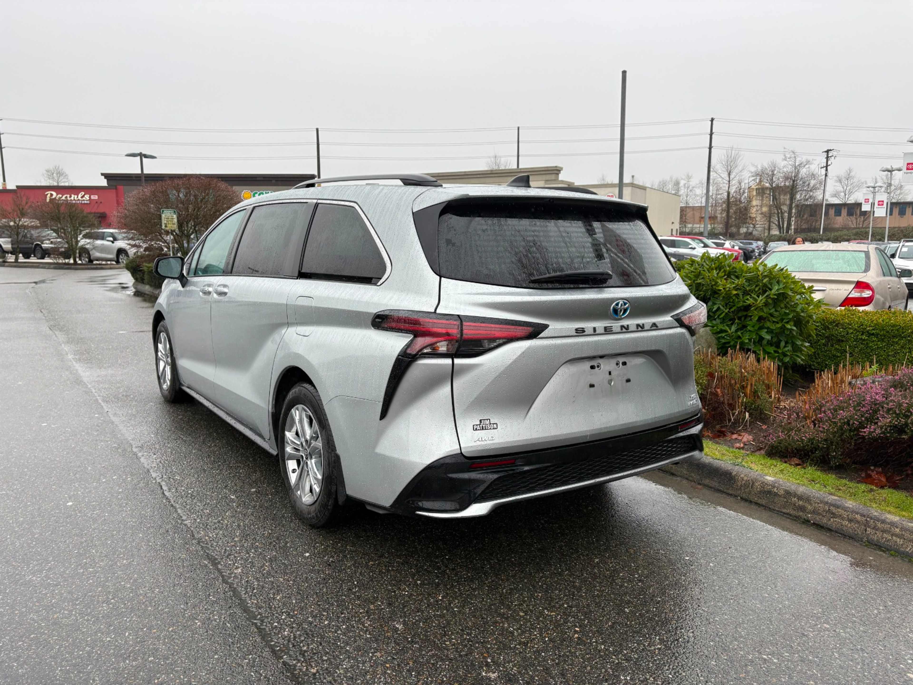 2022 Toyota Sienna XSE Hybrid photo 4