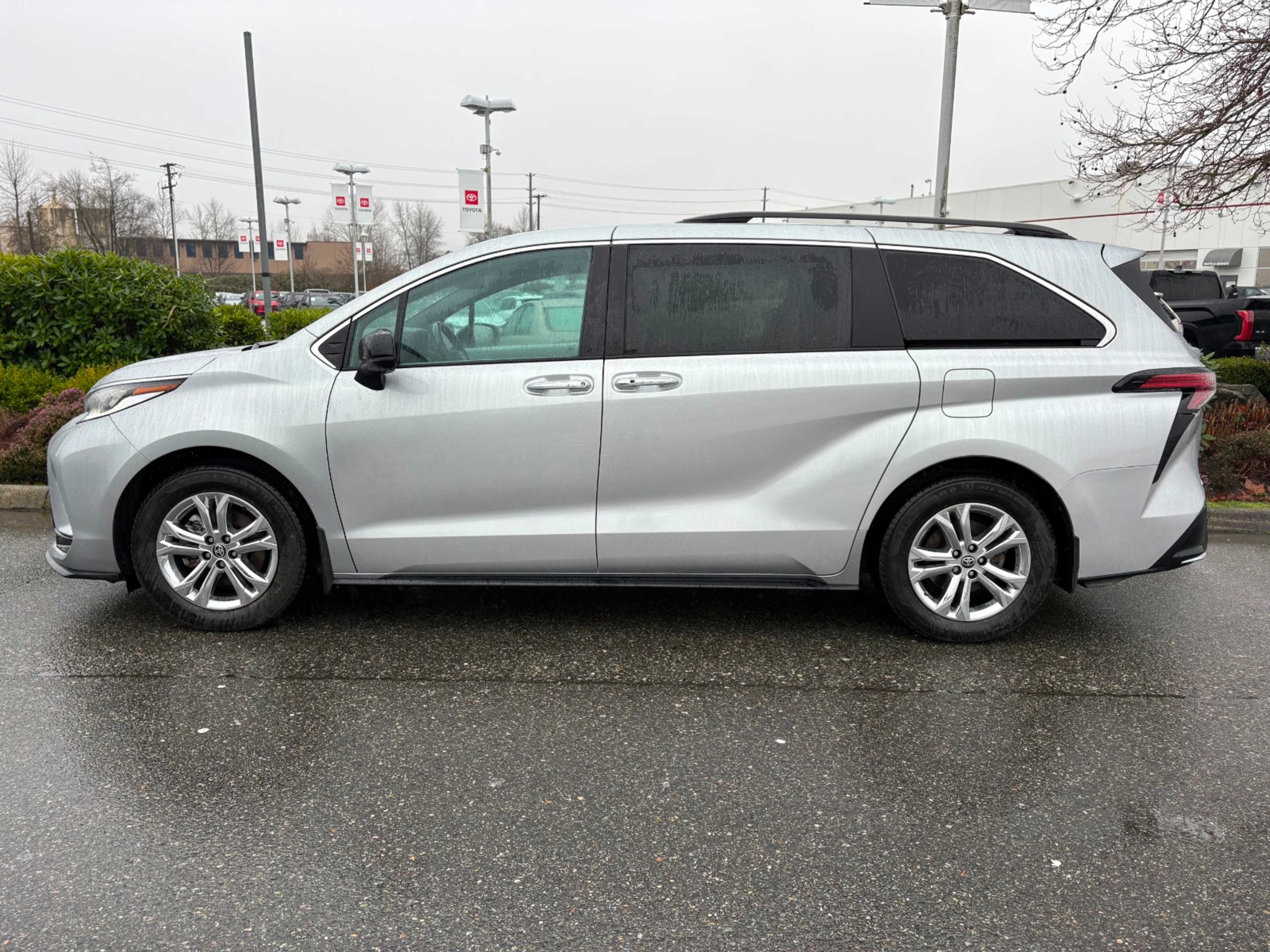 2022 Toyota Sienna XSE Hybrid photo 3