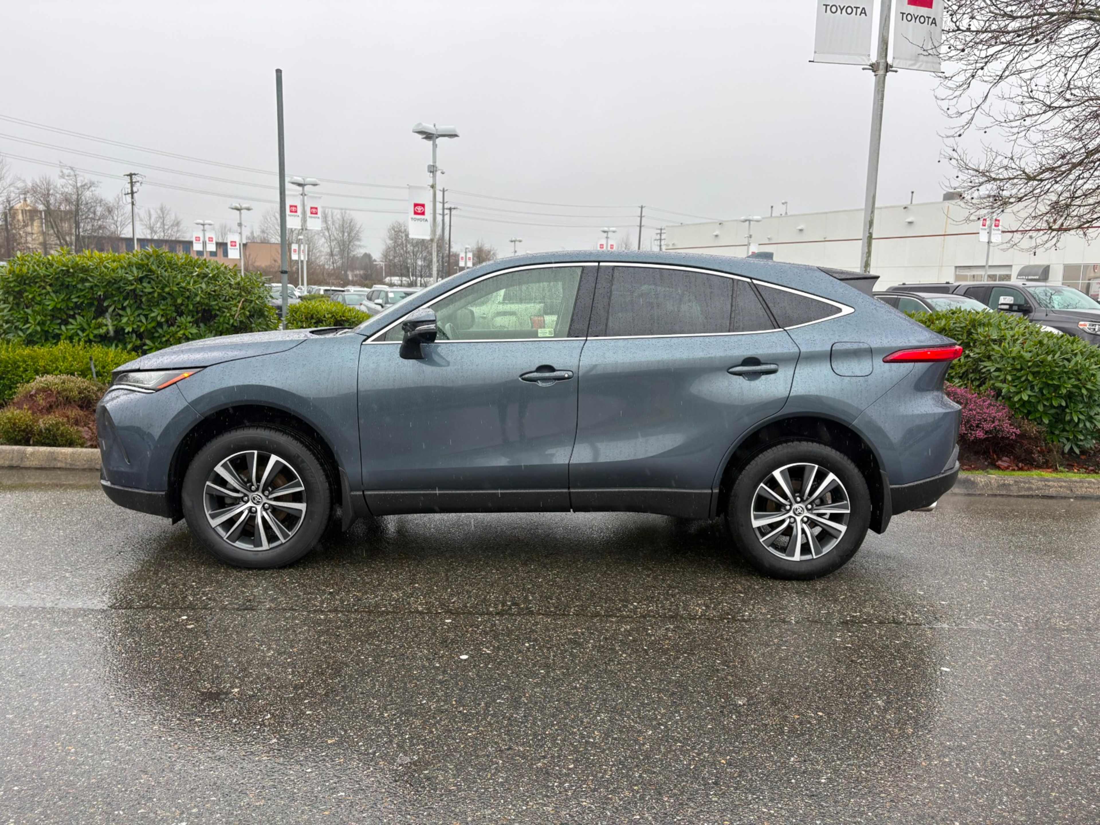 2022 Toyota Venza LE photo 3