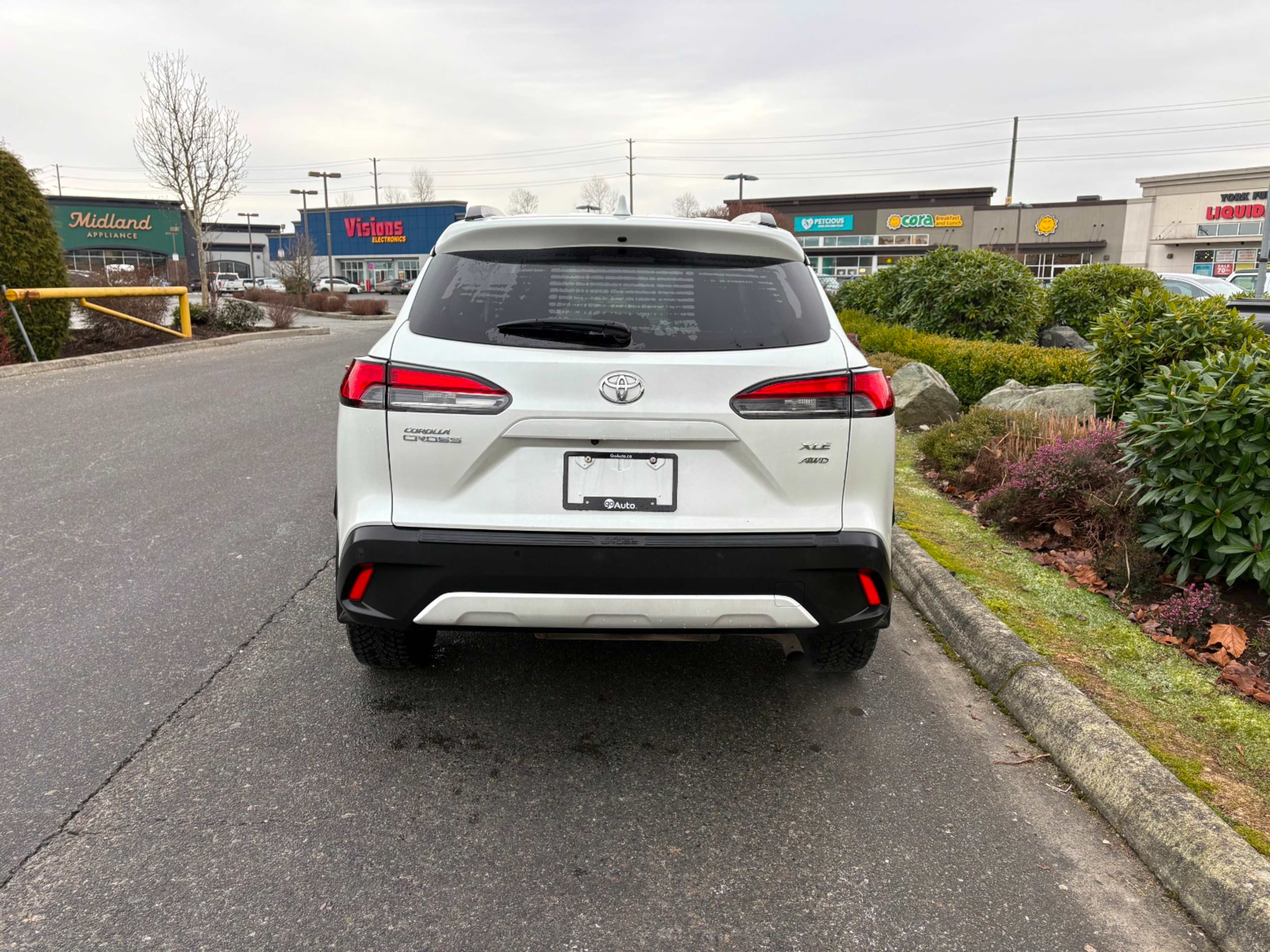 2023 Toyota Corolla Cross XLE photo 3