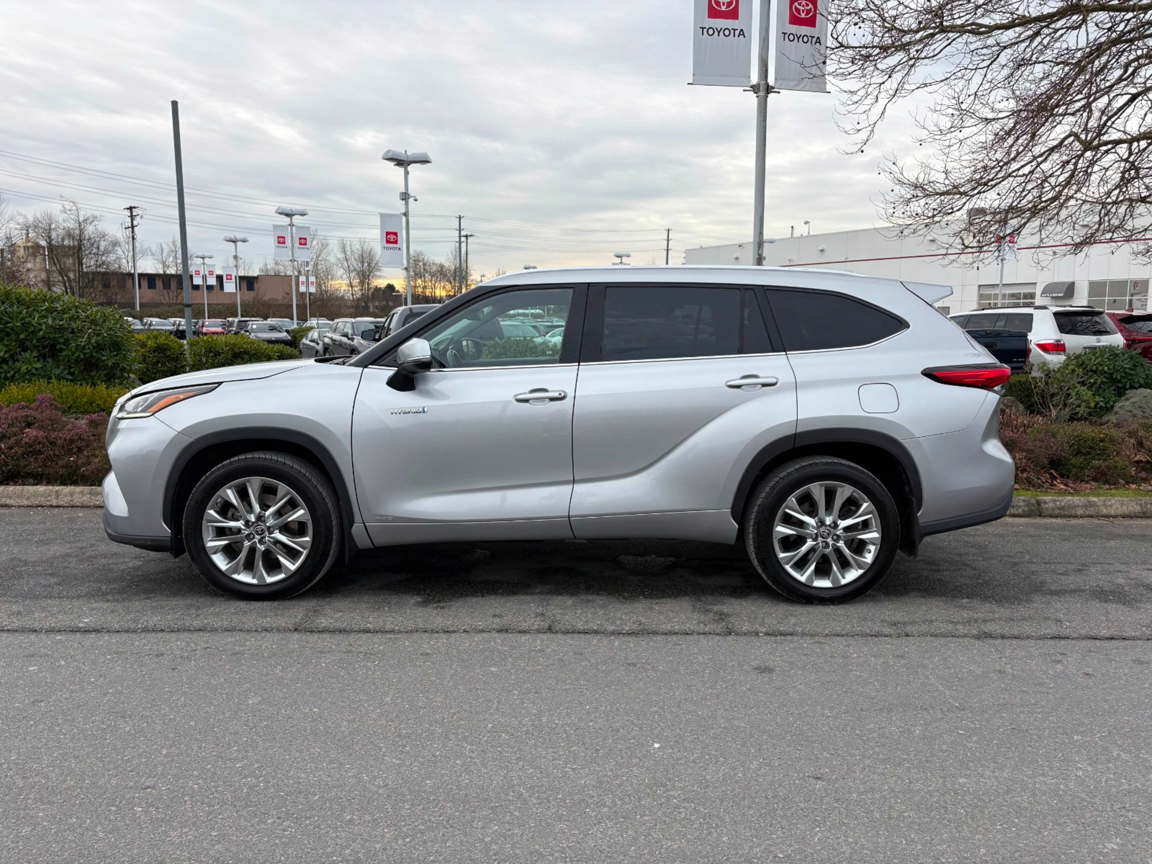 2021 Toyota Highlander Hybrid Limited photo 3