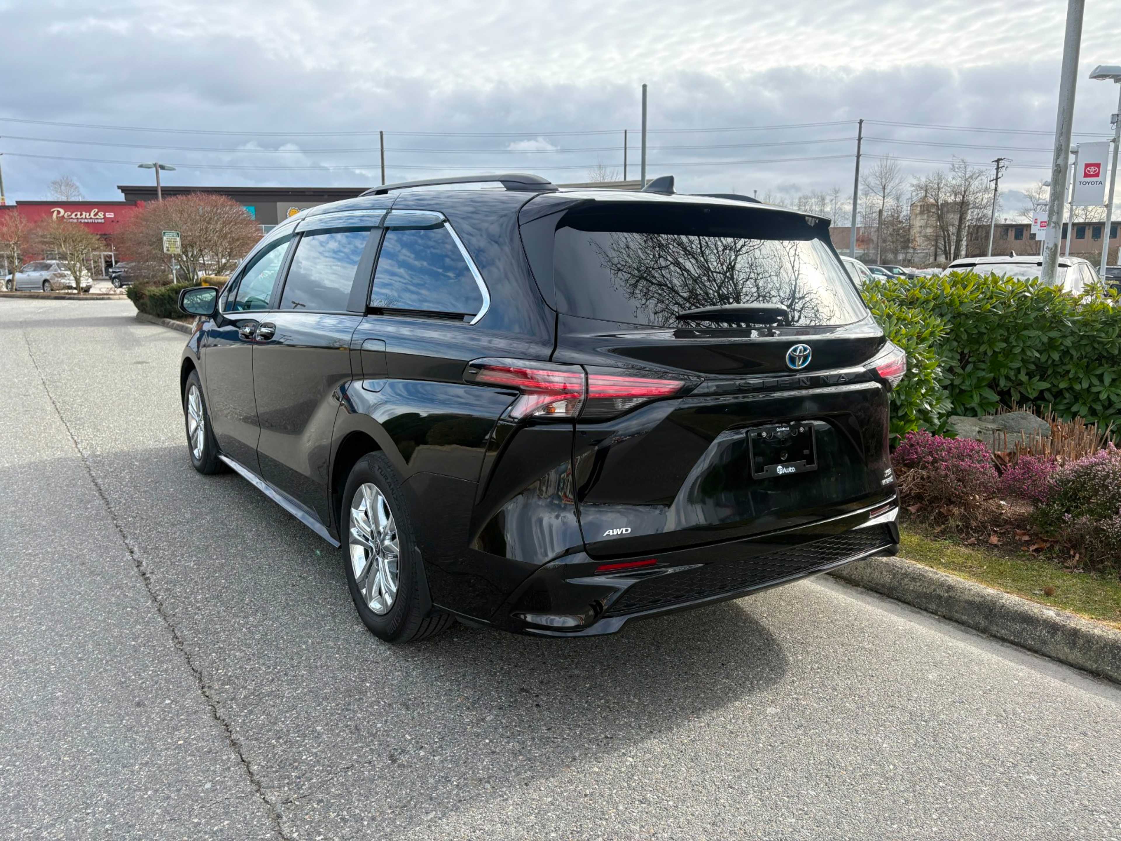 2022 Toyota Sienna XSE Hybrid photo 3