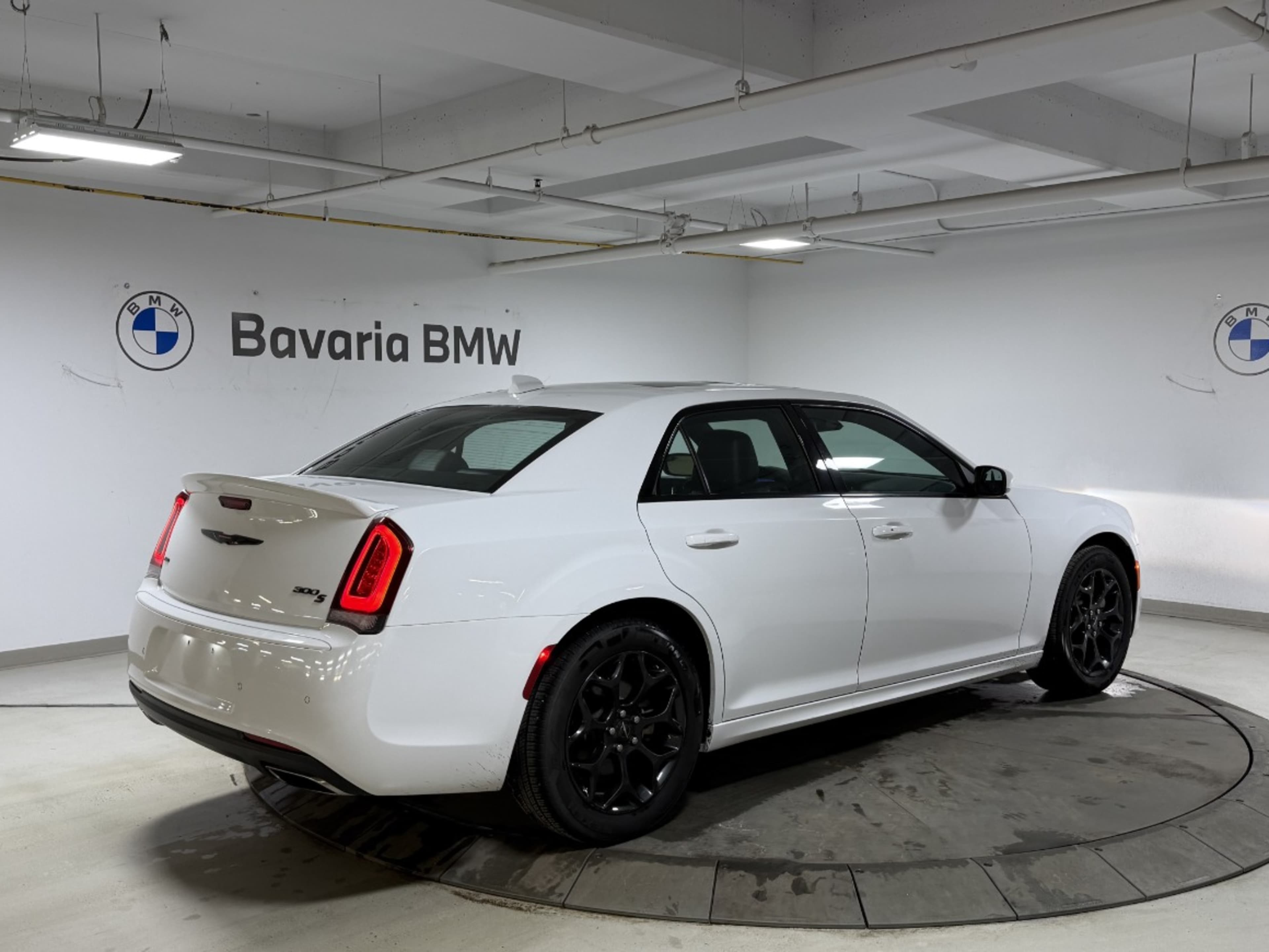 2023 Chrysler 300 photo 4