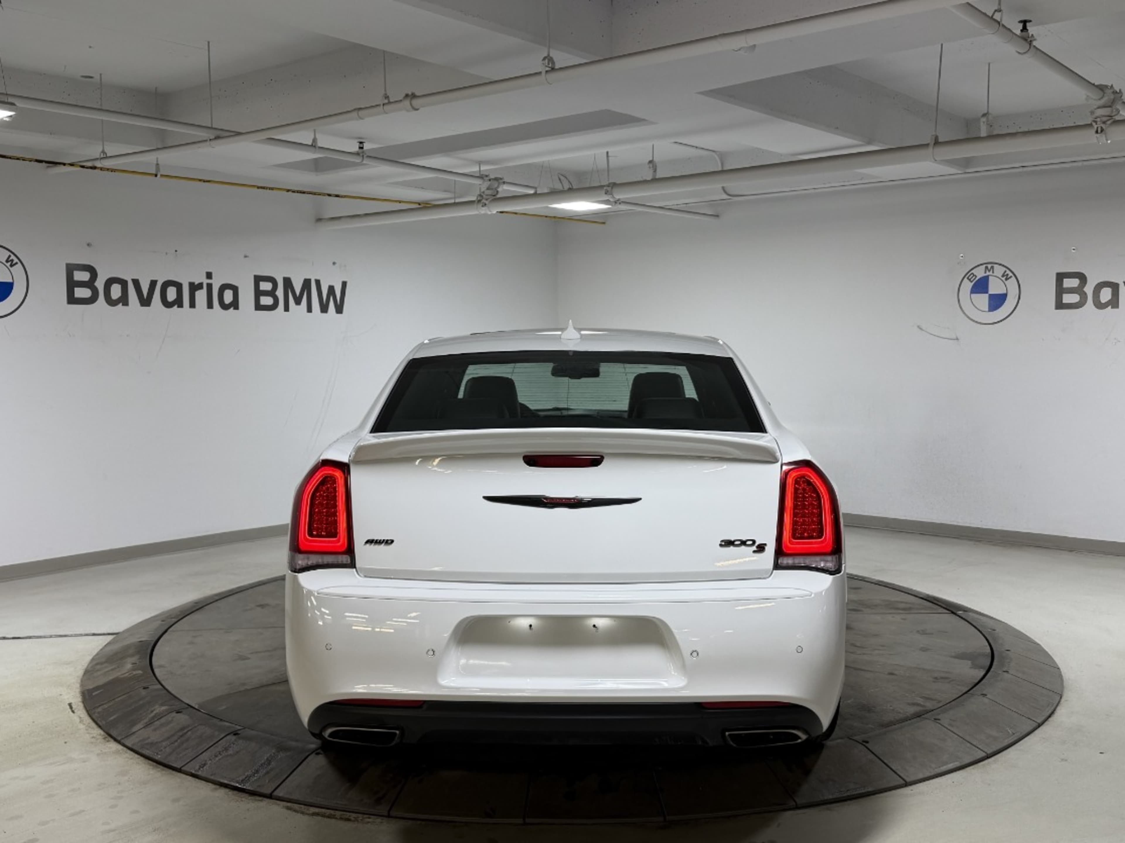 2023 Chrysler 300 photo 3